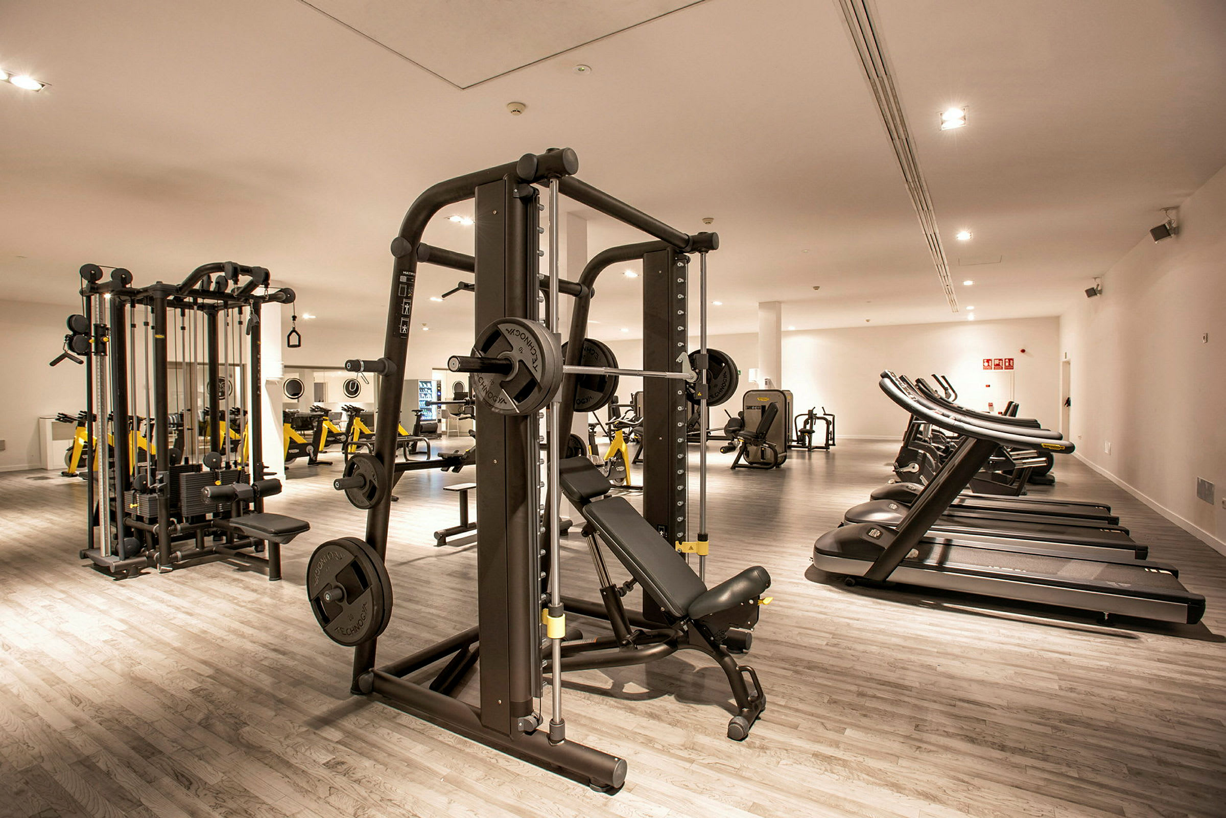 Ett gym med träningsmaskiner och löpband. (AI-genererad text)