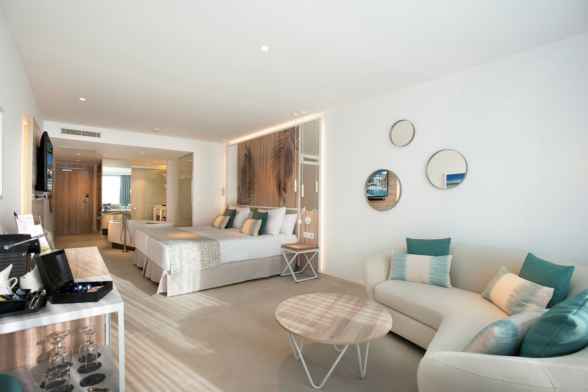Modernt hotellrum med dubbelsäng, sittgrupp och inredningsdetaljer. (AI-genererad text)