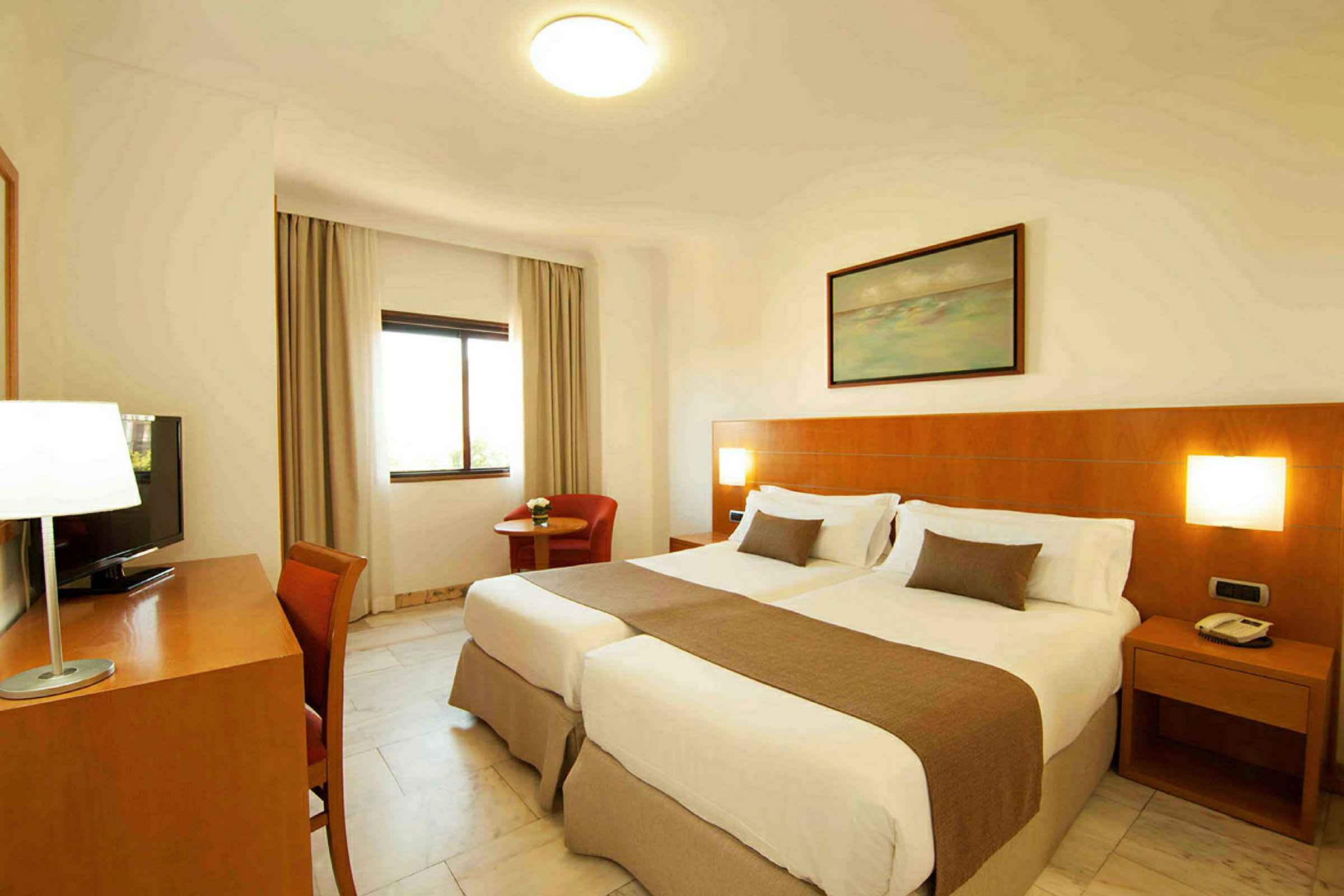 Ett hotellrum med två enkelsängar och träpanel på väggen. (AI-genererad text)