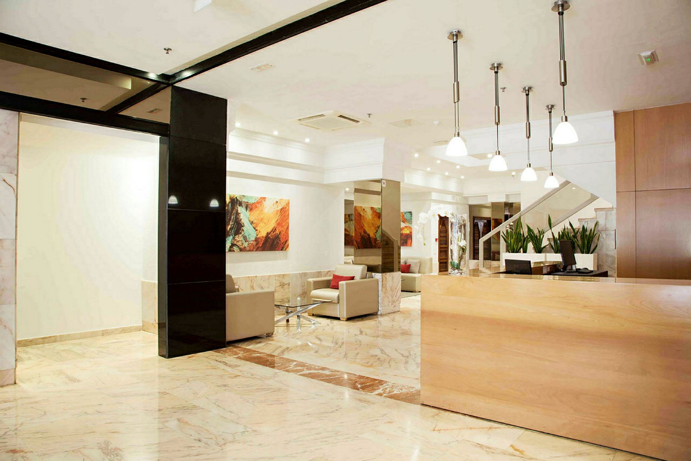Hotellobby med receptionsdisk, sittmöbler och dekorationer. (AI-genererad text)