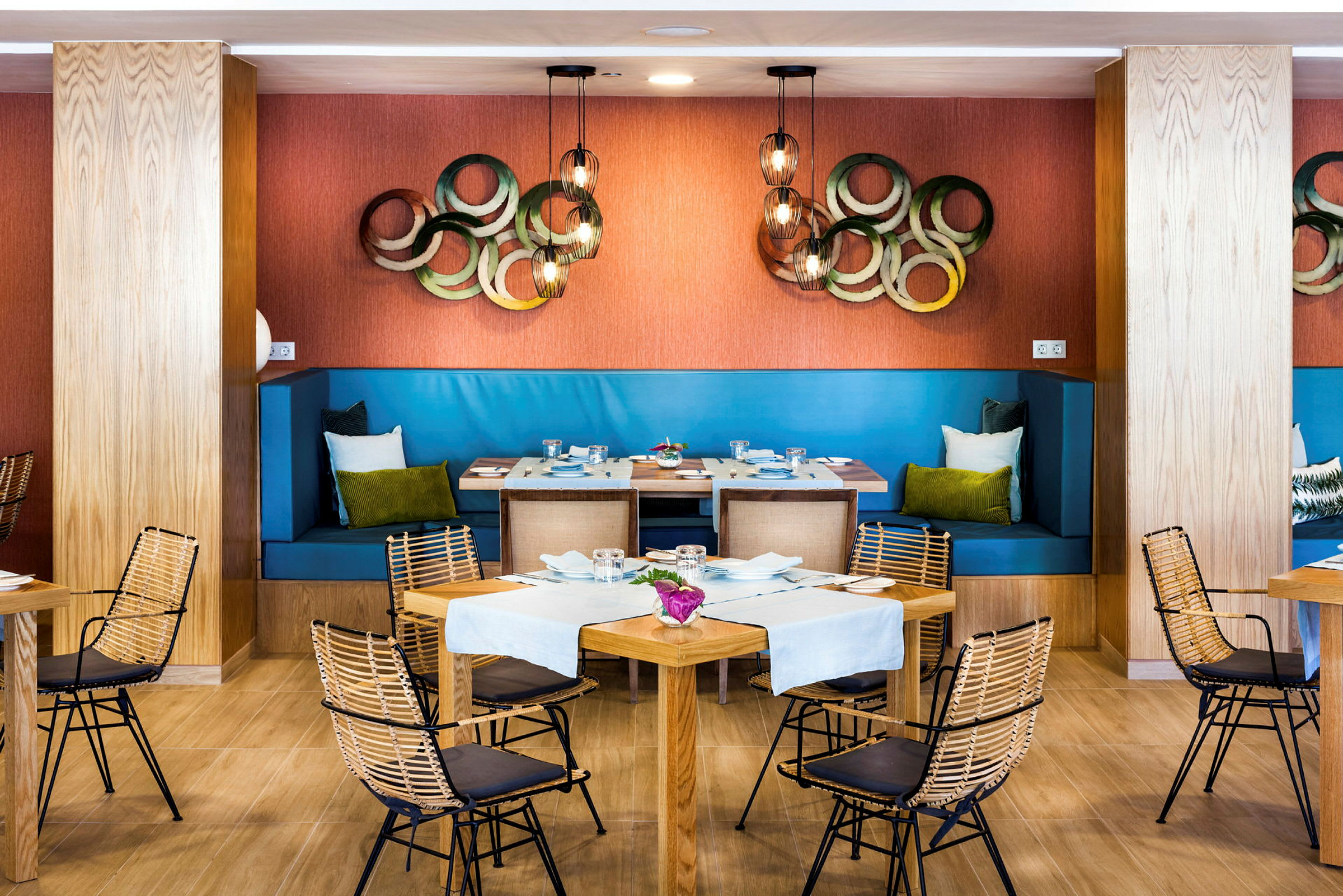 Restaurang med trädetaljer och färgglad inredning. (AI-genererad text)