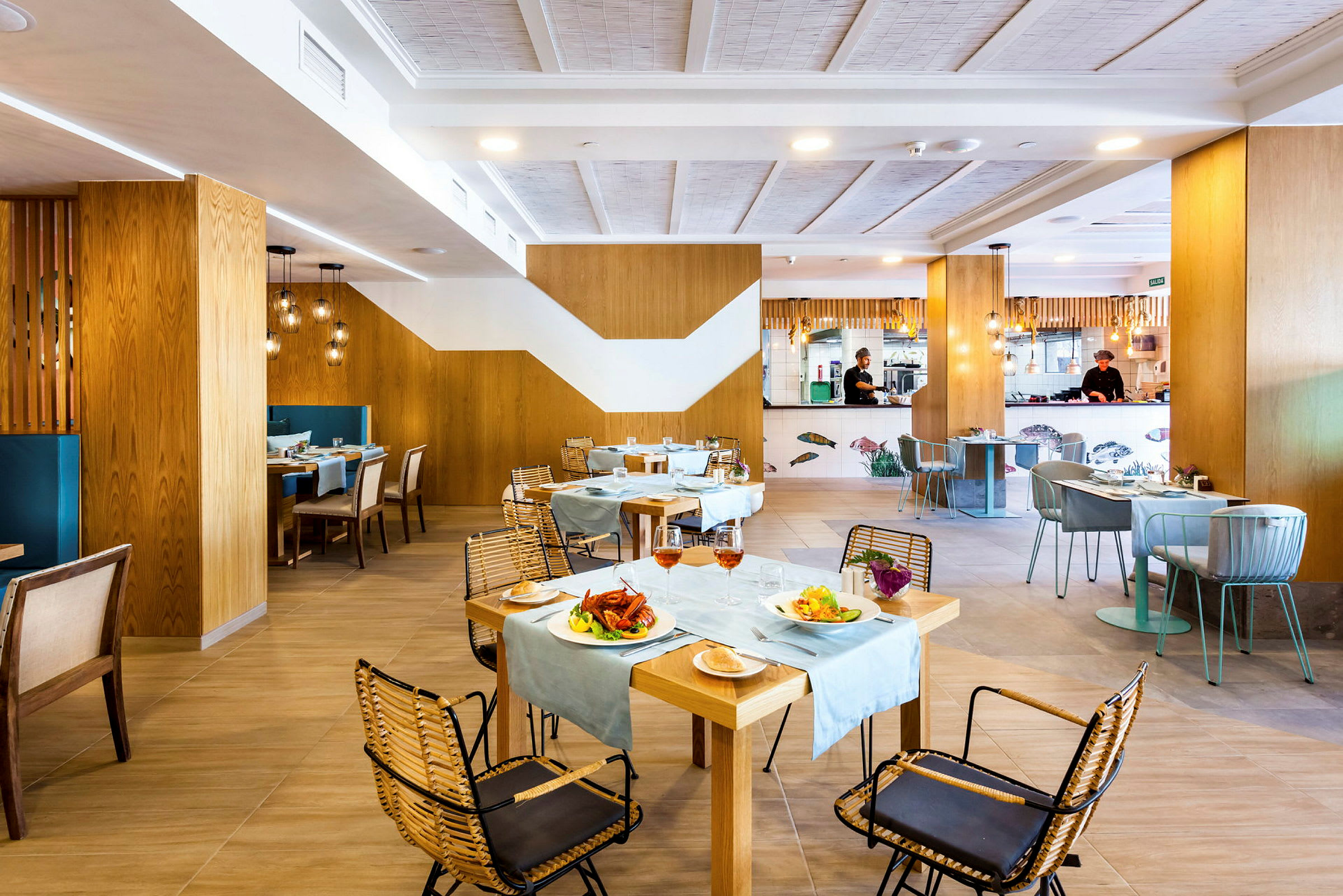 Elegant restauranginteriör med dukade bord och räkservering. (AI-genererad text)