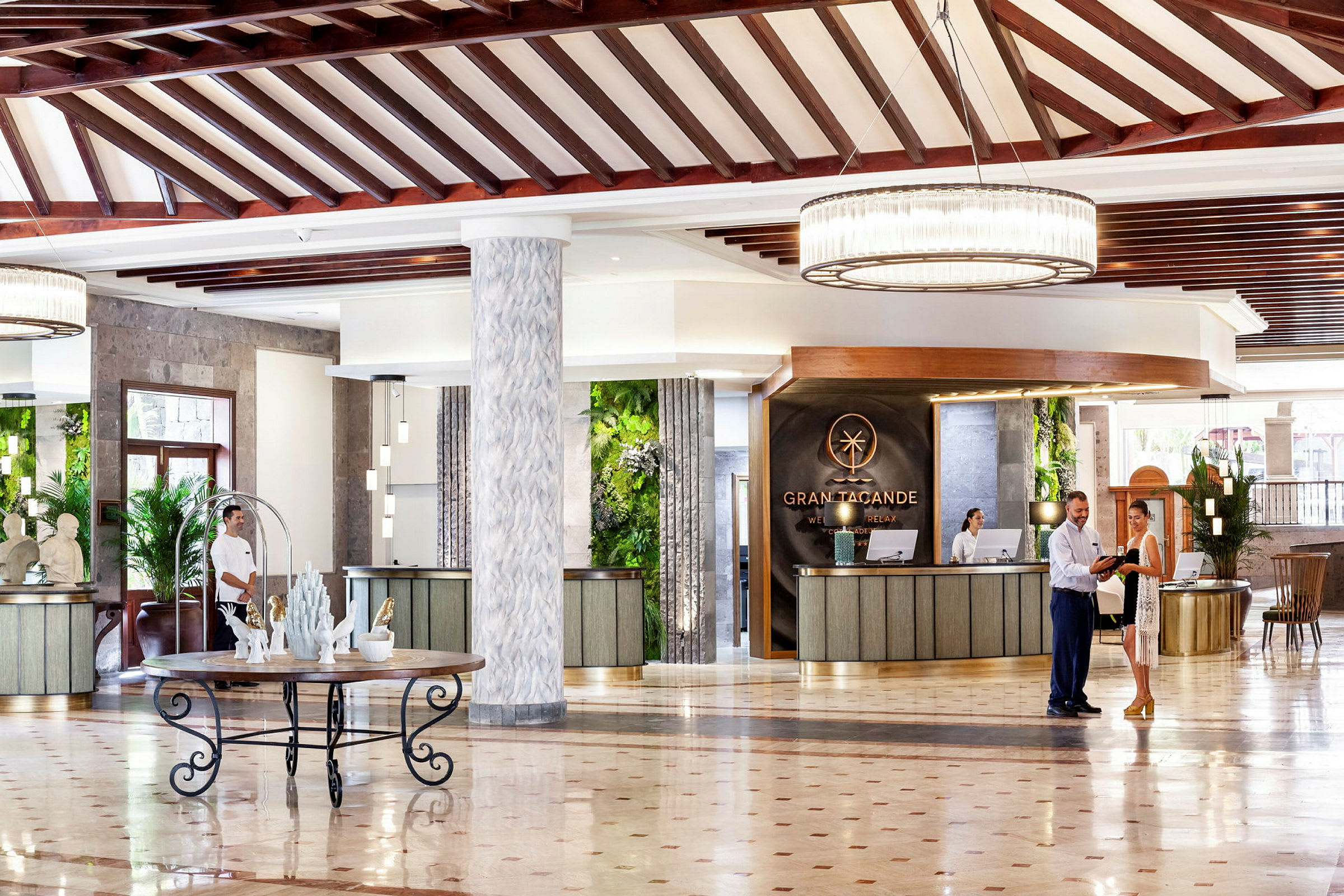Modernt hotelllobby med elegant dekoration och receptionsdisk. (AI-genererad text)