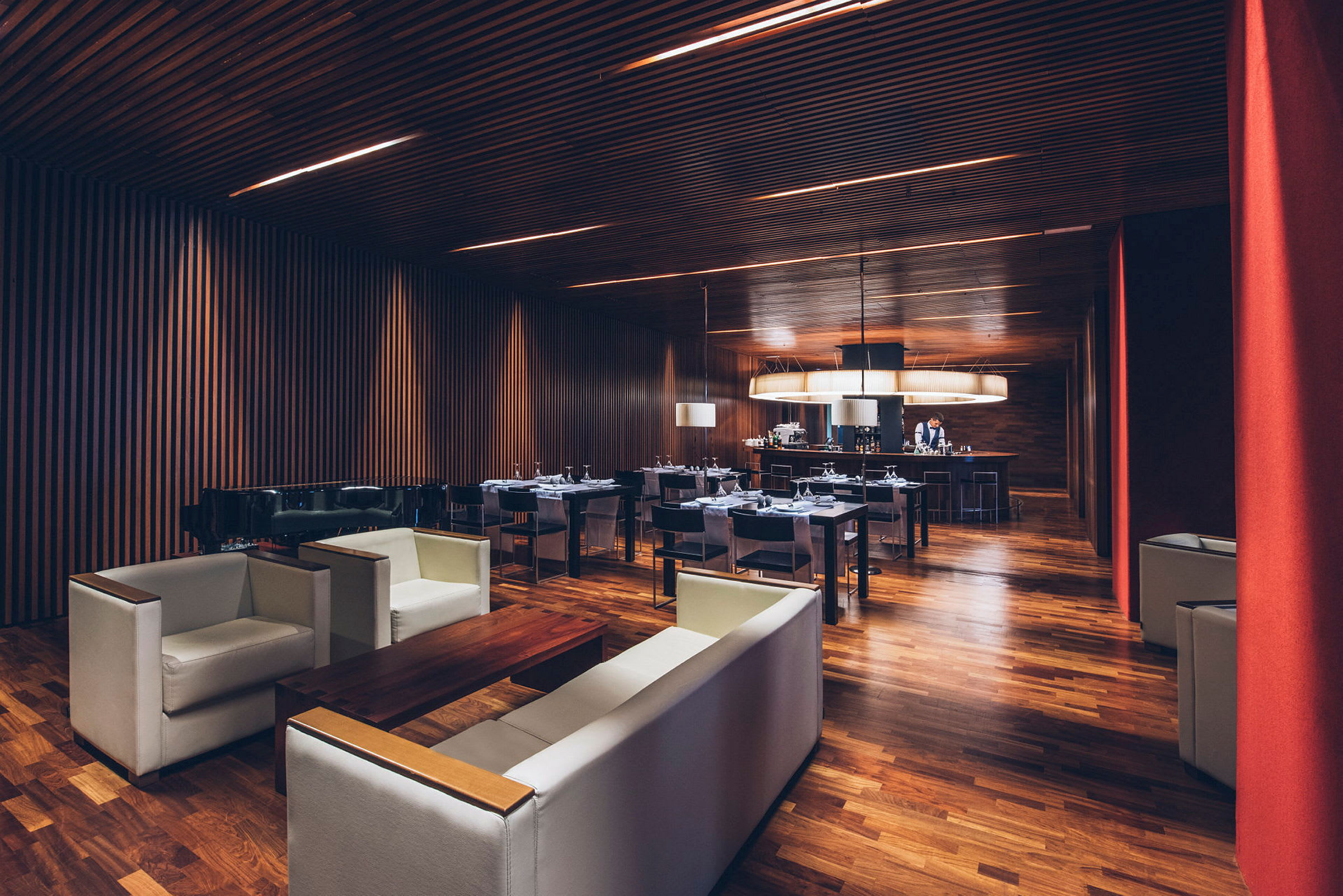 En elegant restaurang med modern inredning och bekväma sittgrupper. (AI-genererad text)