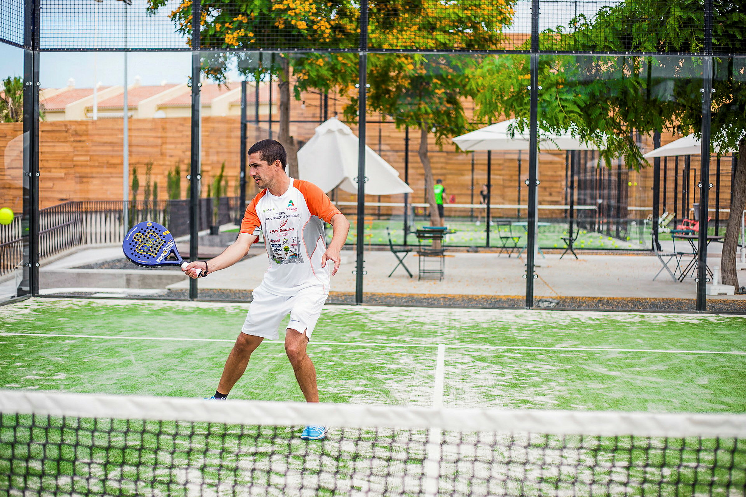 Person spelar padel på en grön plan. (AI-genererad text)