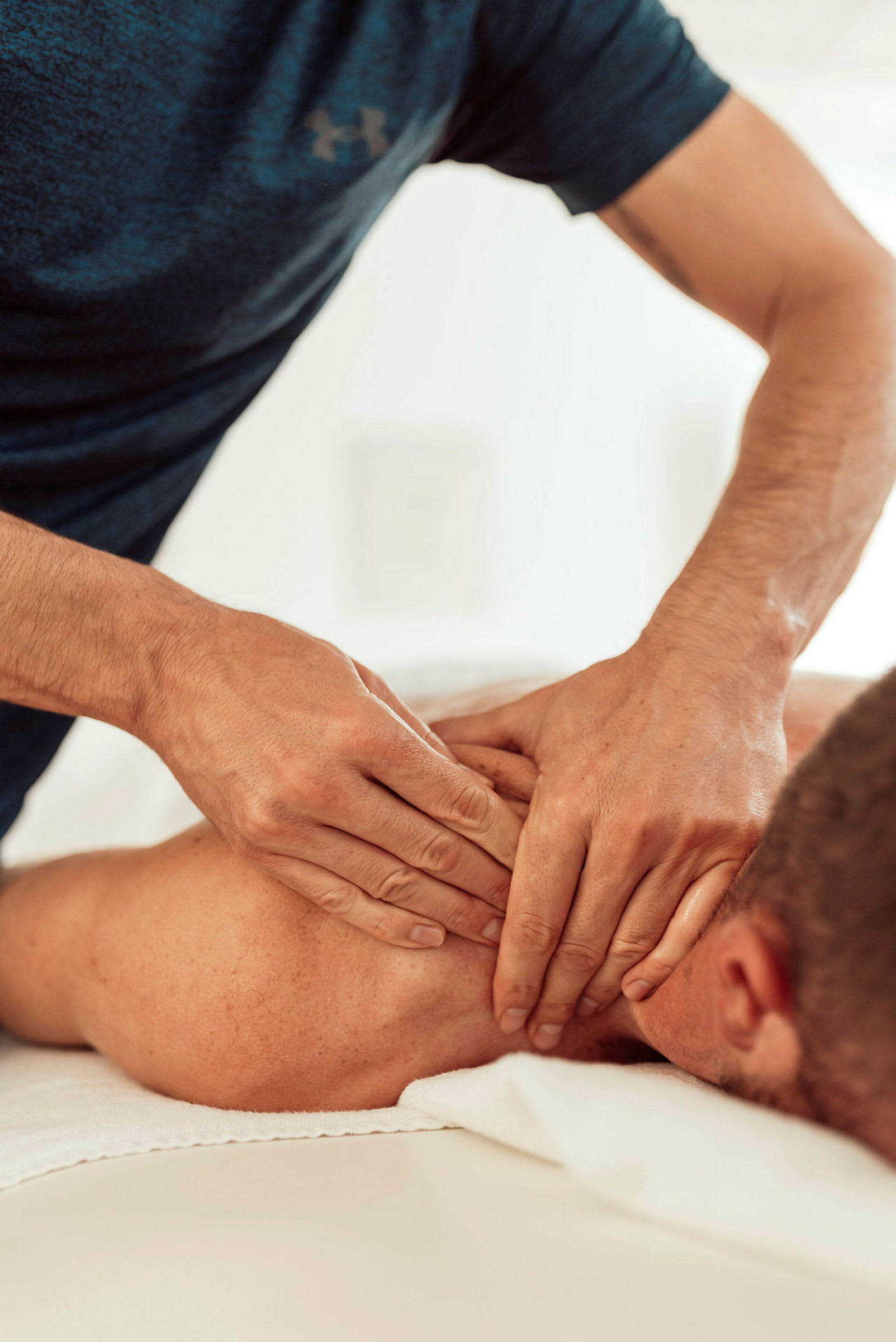 En person får massage på nacken och axlarna. (AI-genererad text)