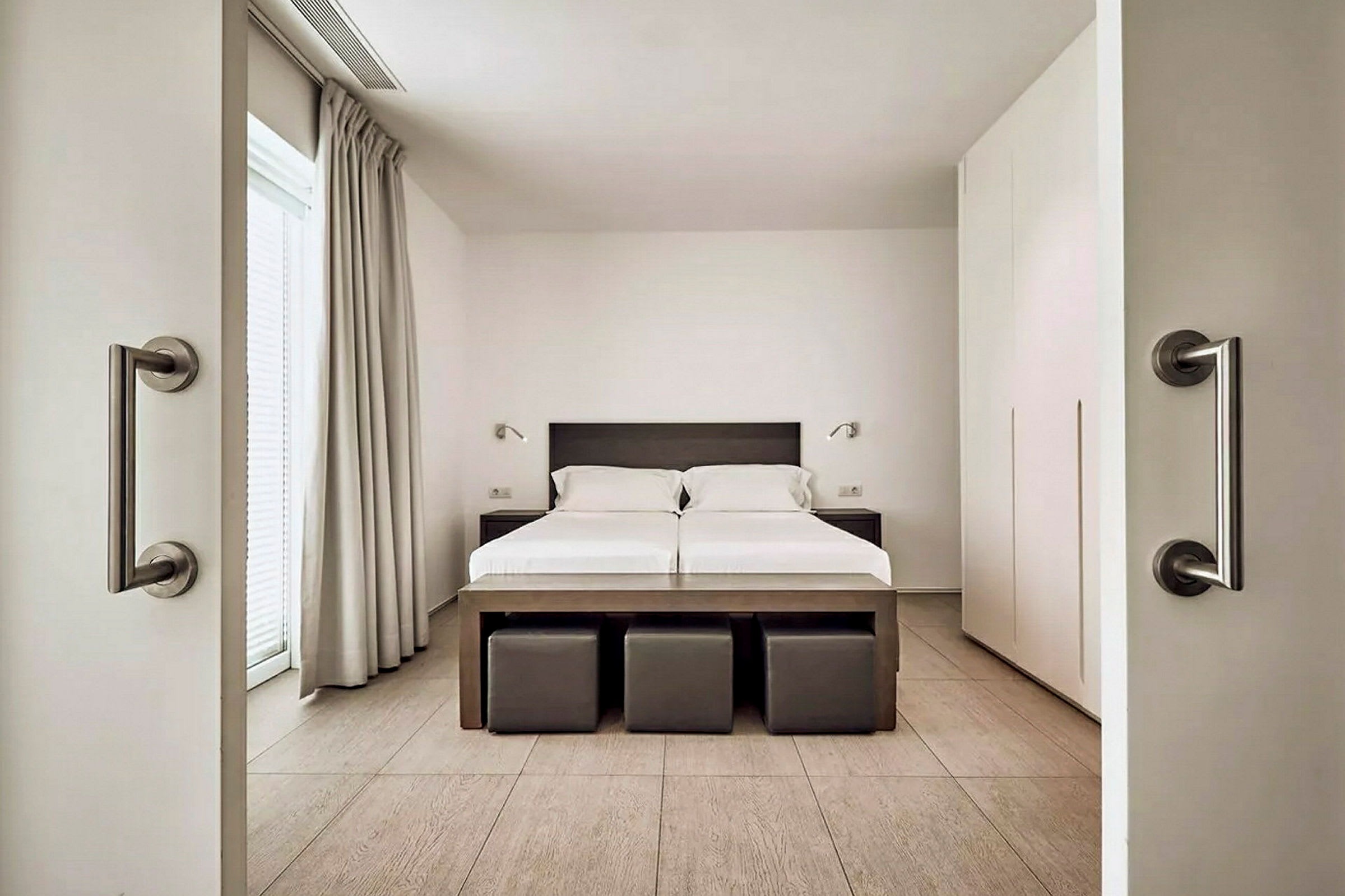 Ett hotellrum med en dubbelsäng och modern inredning. (AI-genererad text)