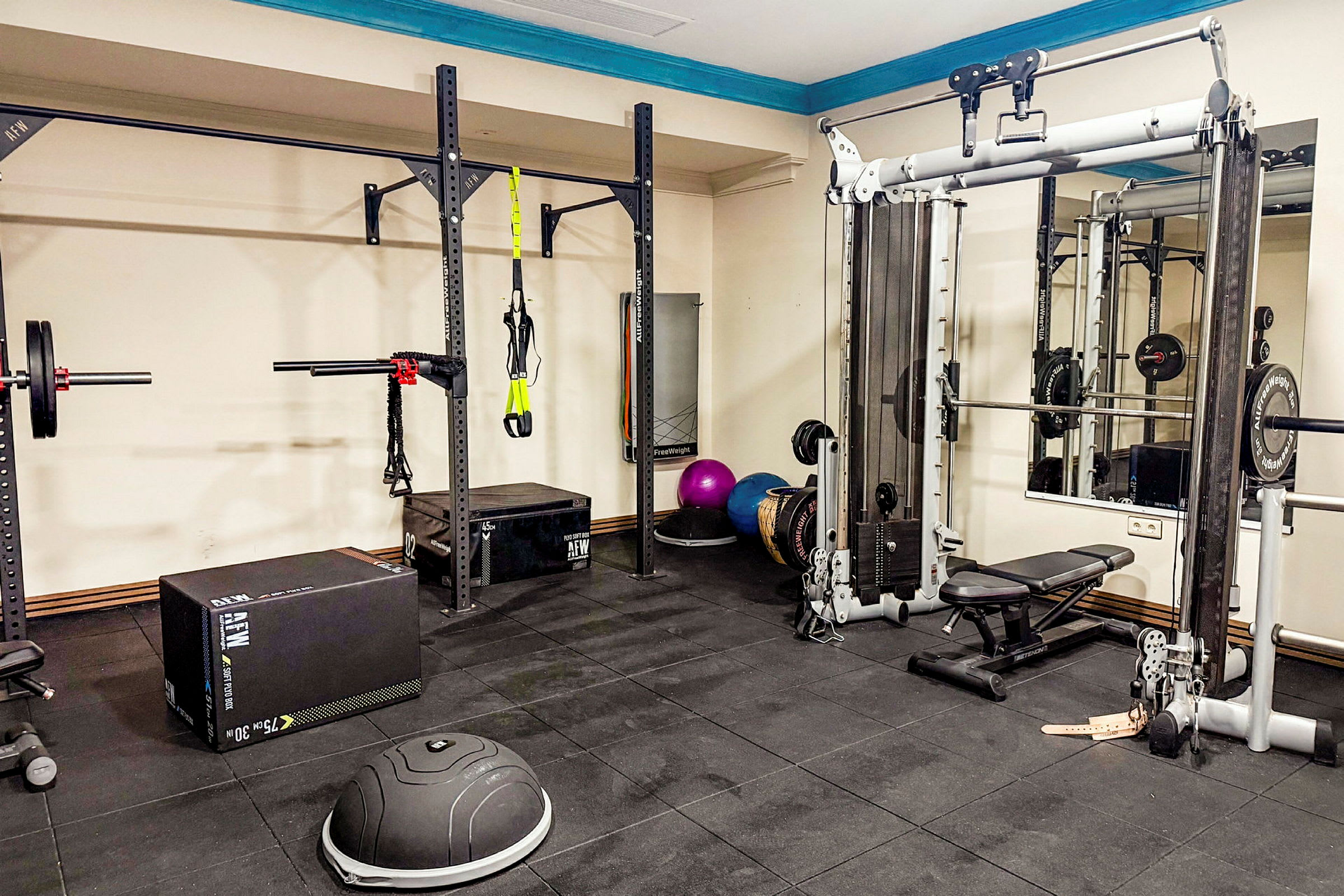 Ett gym med träningsutrustning. (AI-genererad text)