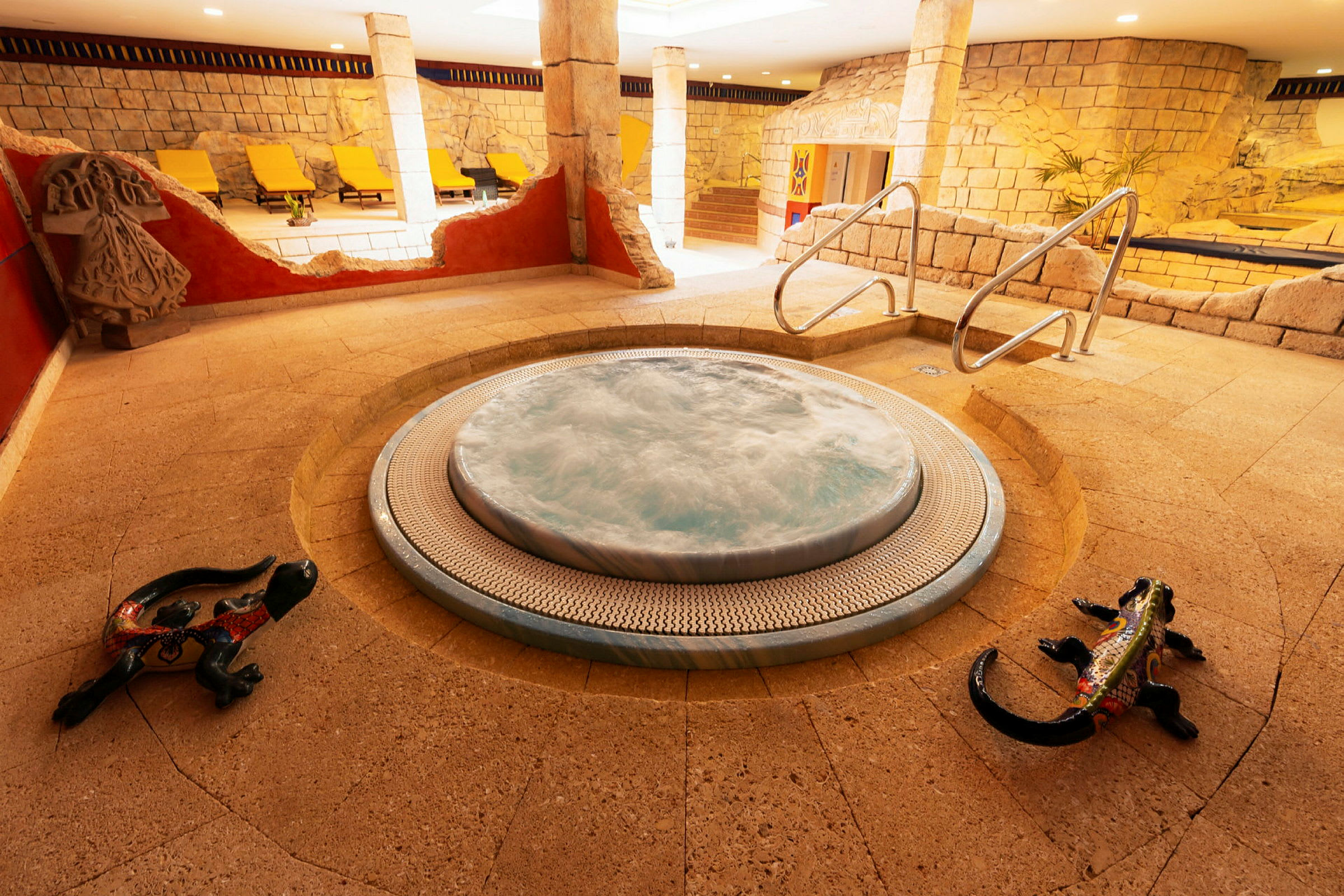 En inomhus-spabad med bubbelpool, omgiven av varm inredning och konstnärliga dekorationer. (AI-genererad text)