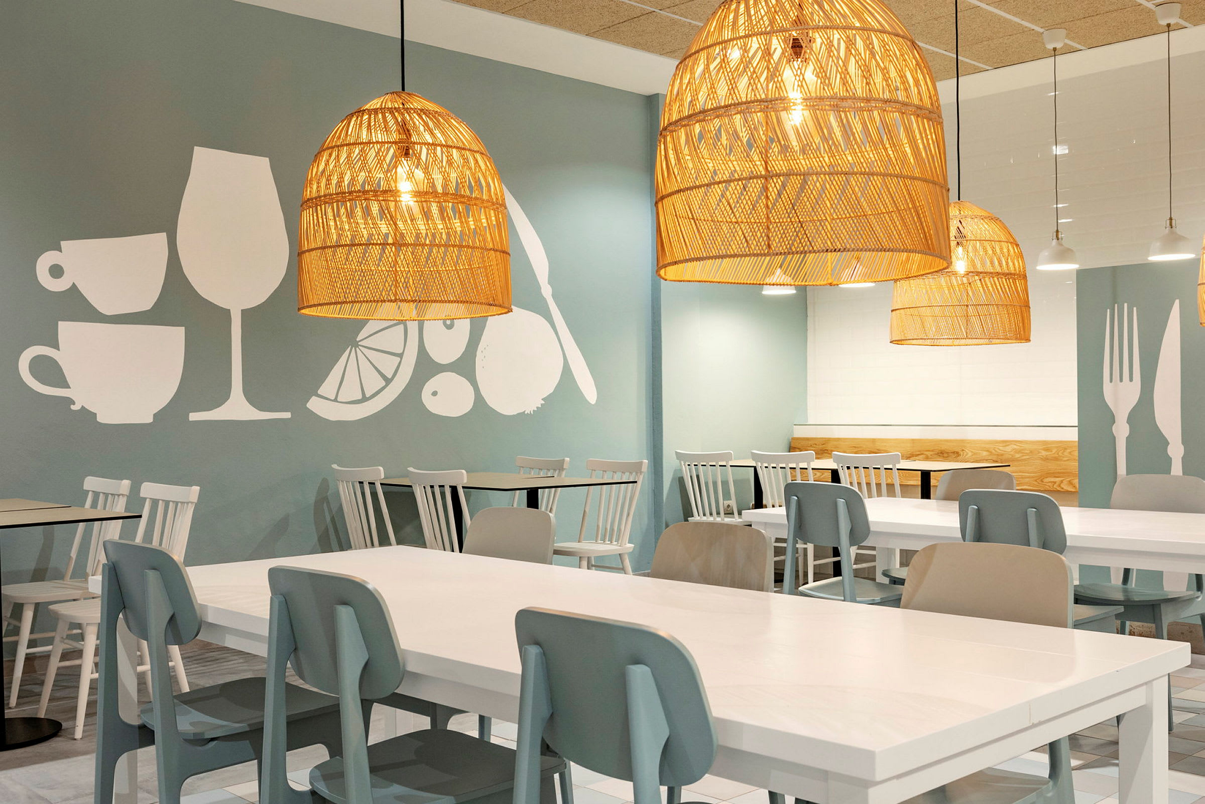 Moderna bord och stolar i en restaurang med stora lampor. (AI-genererad text)