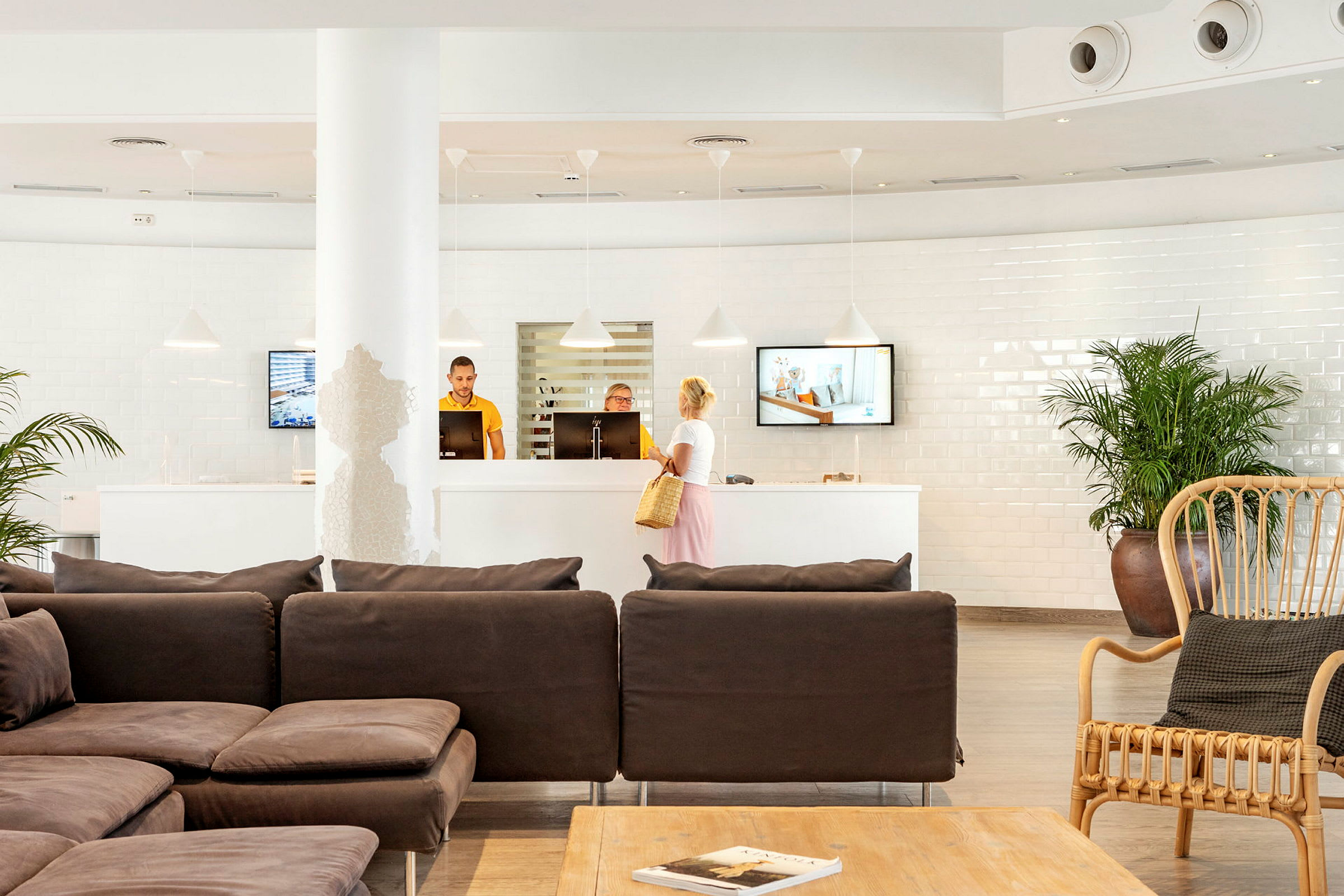 Reception med sittmöbler och växter. (AI-genererad text)