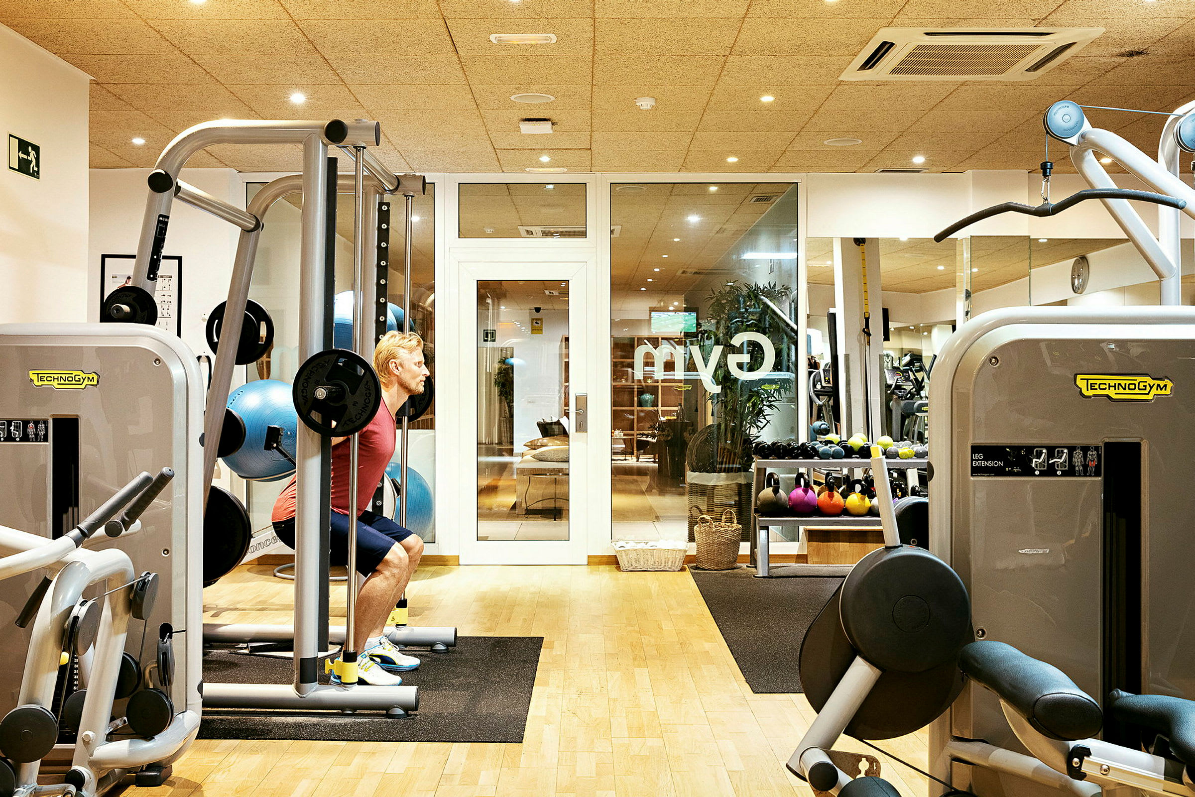 Ett gym med träningsmaskiner och vikter. (AI-genererad text)
