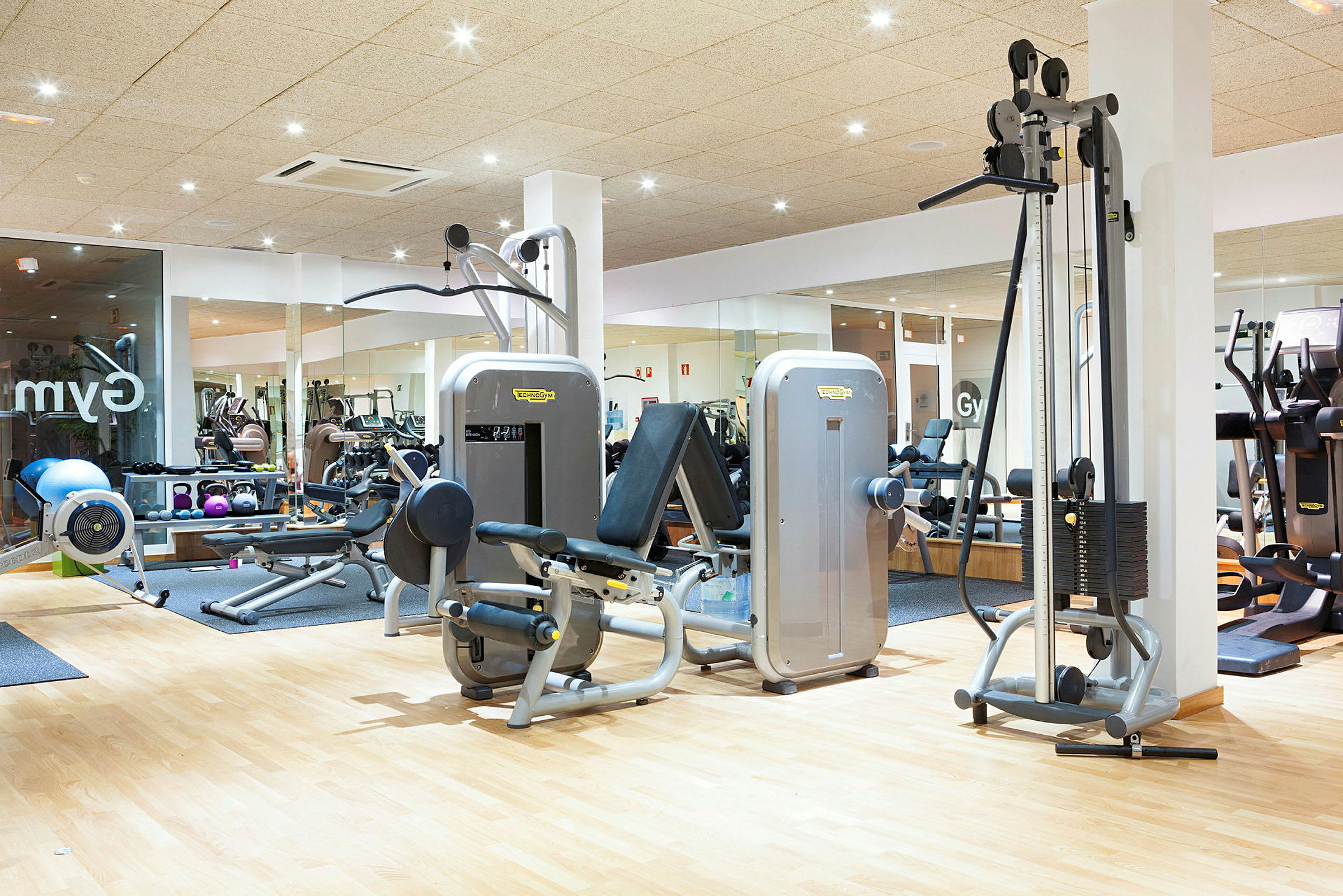 Gym med träningsmaskiner och utrustning. (AI-genererad text)