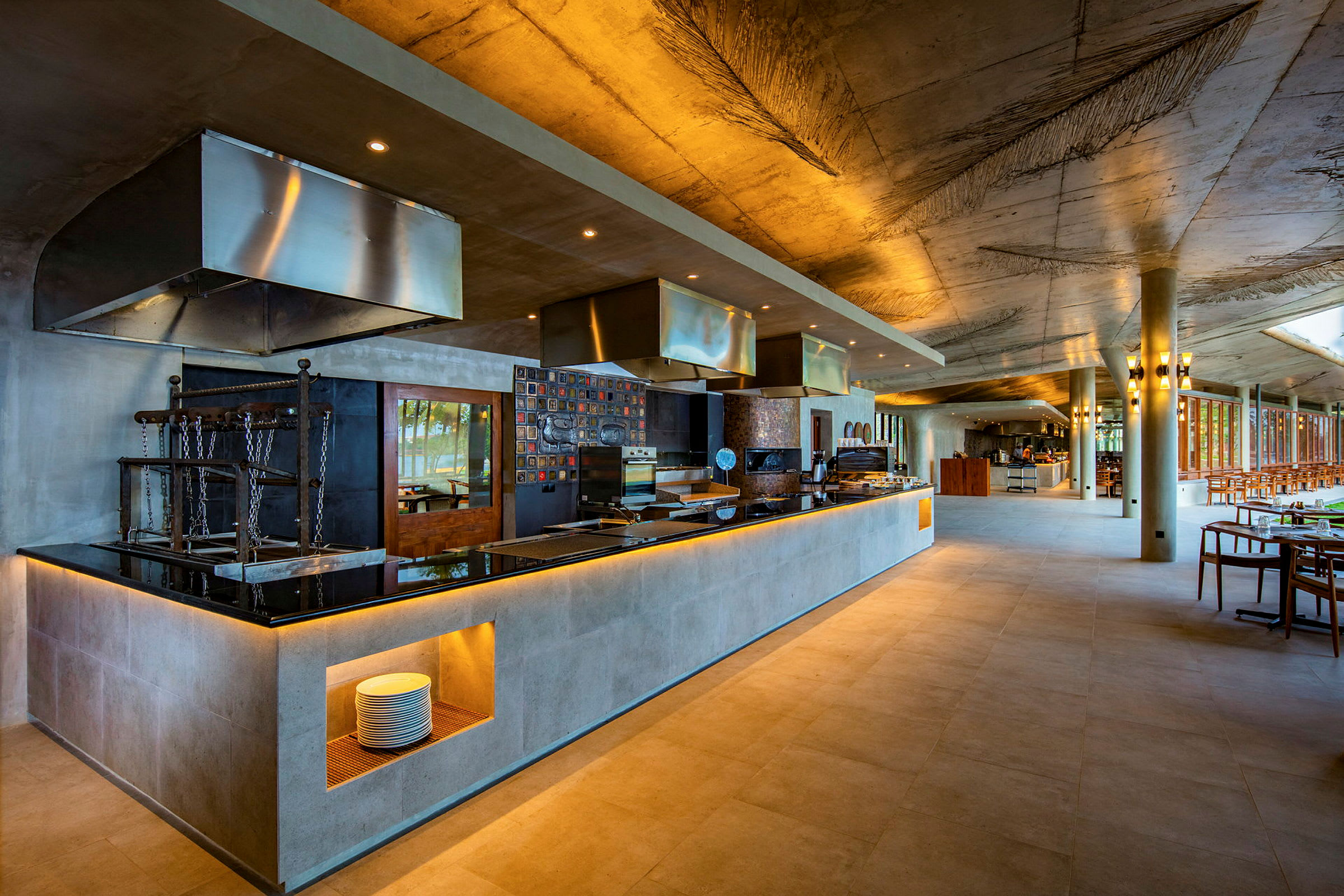 En modern restaurang med ett öppet kök och elegant inredning. (AI-genererad text)