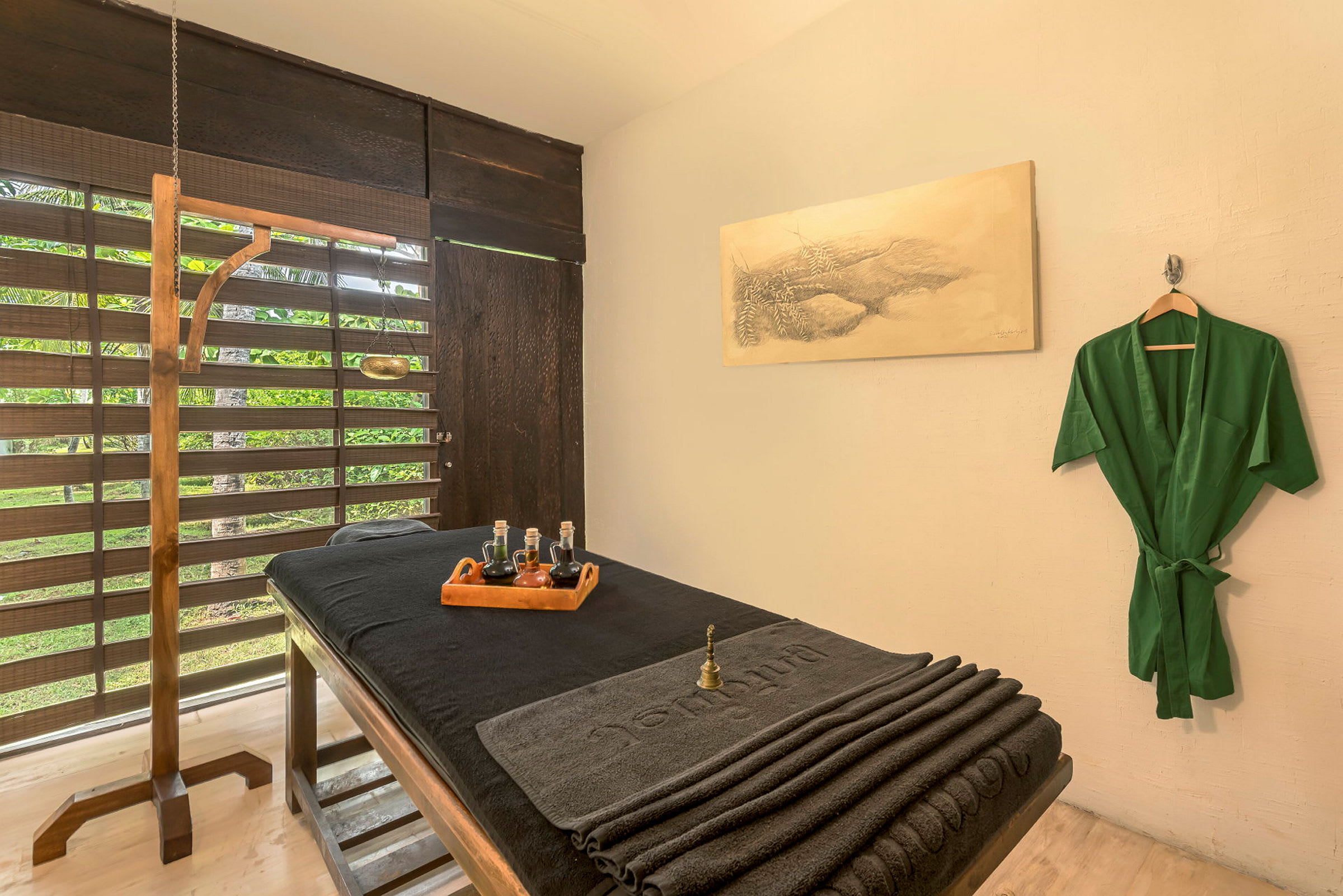 En behandlingsbänk med handdukar och oljor i ett spa-rum. (AI-genererad text)