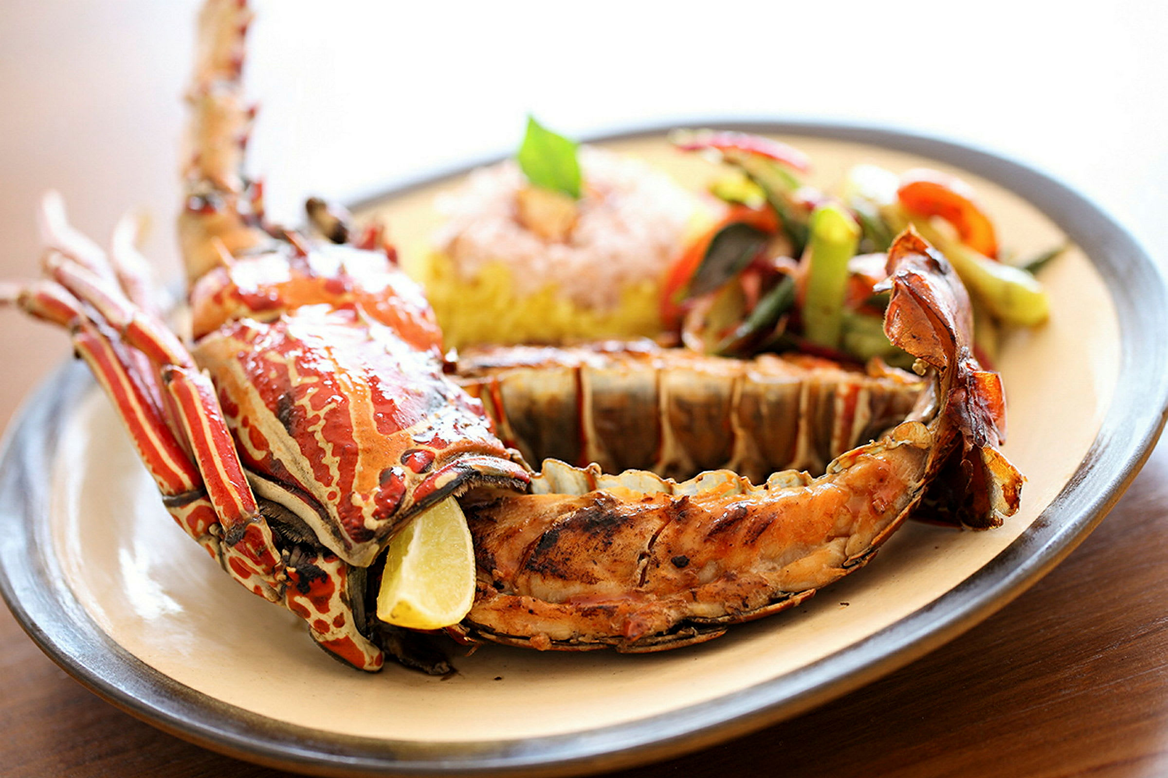 Grillad hummer serverad med grönsaker och ris. (AI-genererad text)