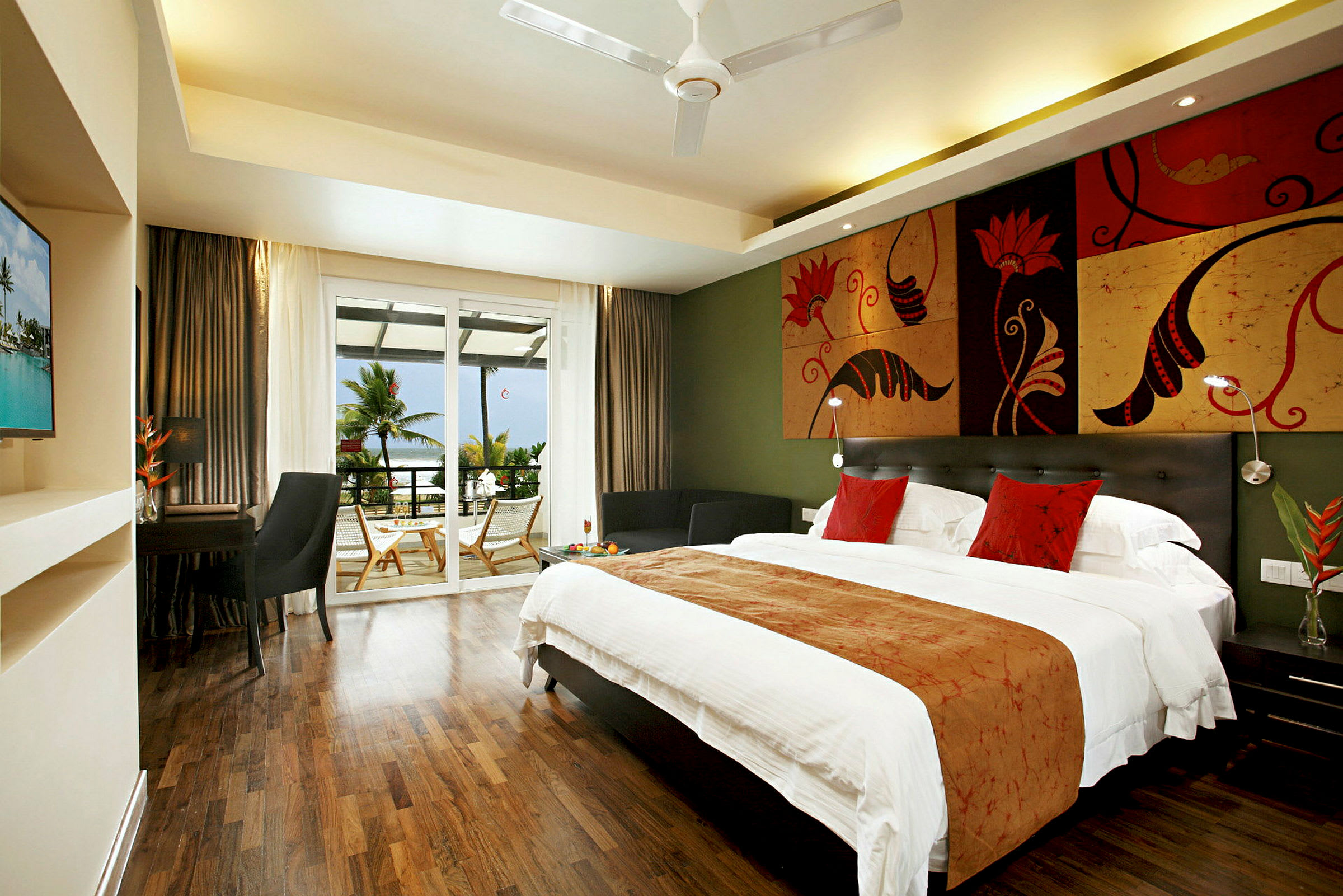 Ett elegant hotellrum med en dubbelsäng, stilfull inredning och en balkong med utsikt över tropical vegetation. (AI-genererad text)