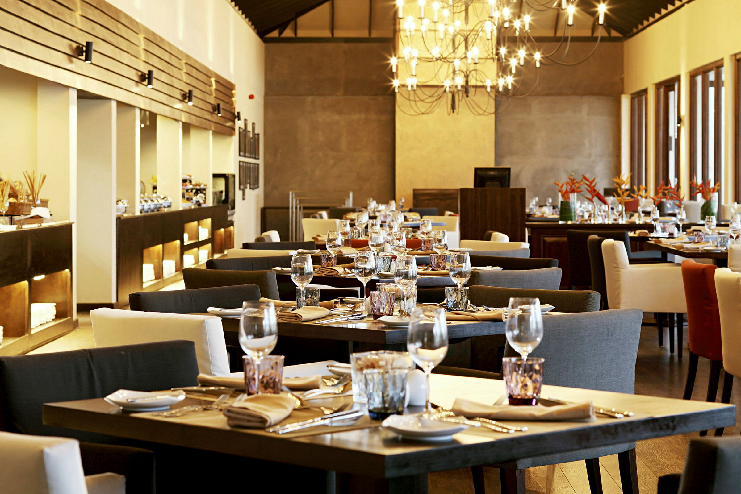 En elegant restaurang med dukade bord och en ljuskrona. (AI-genererad text)