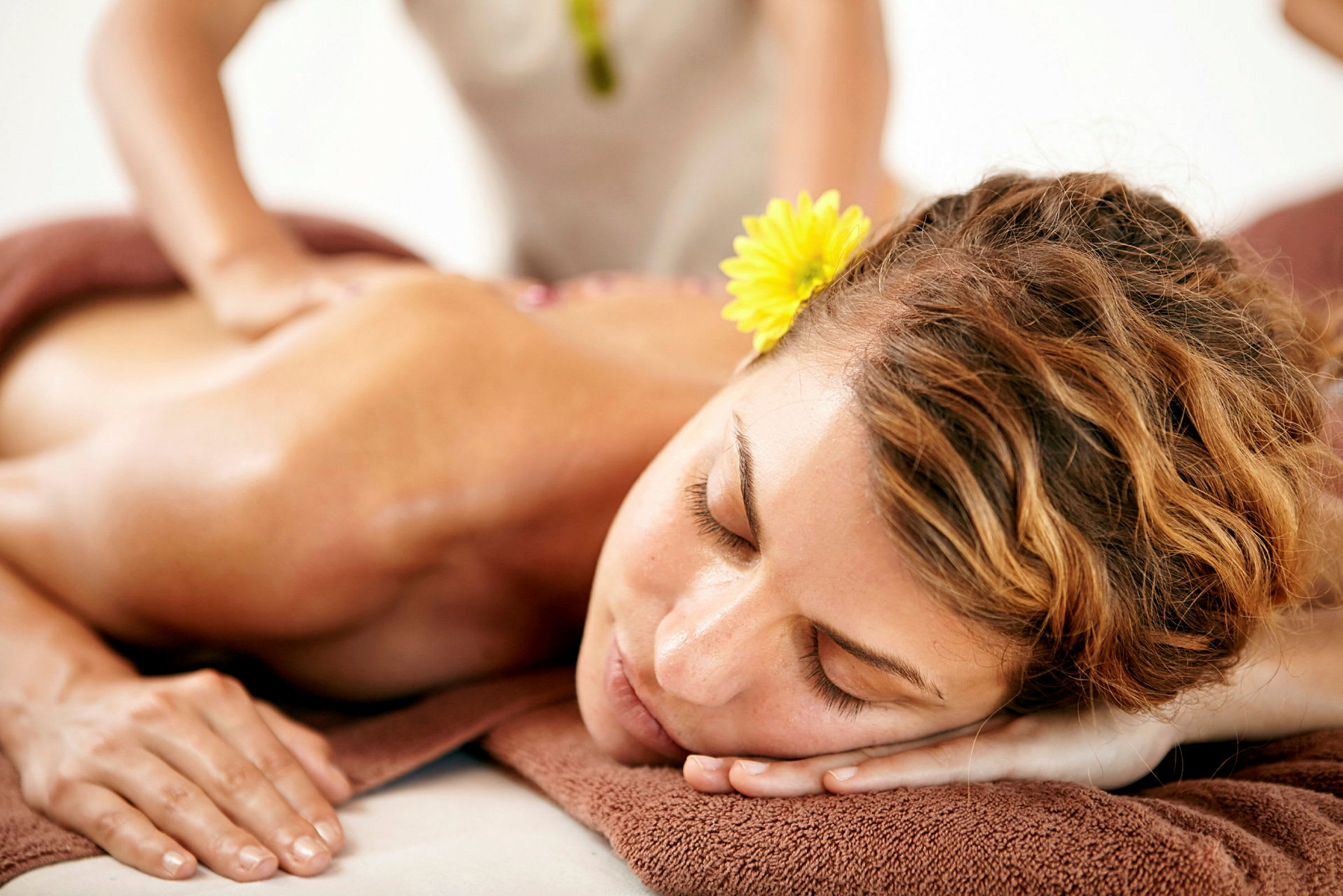 En person får en ryggmassage på en spaanläggning. (AI-genererad text)