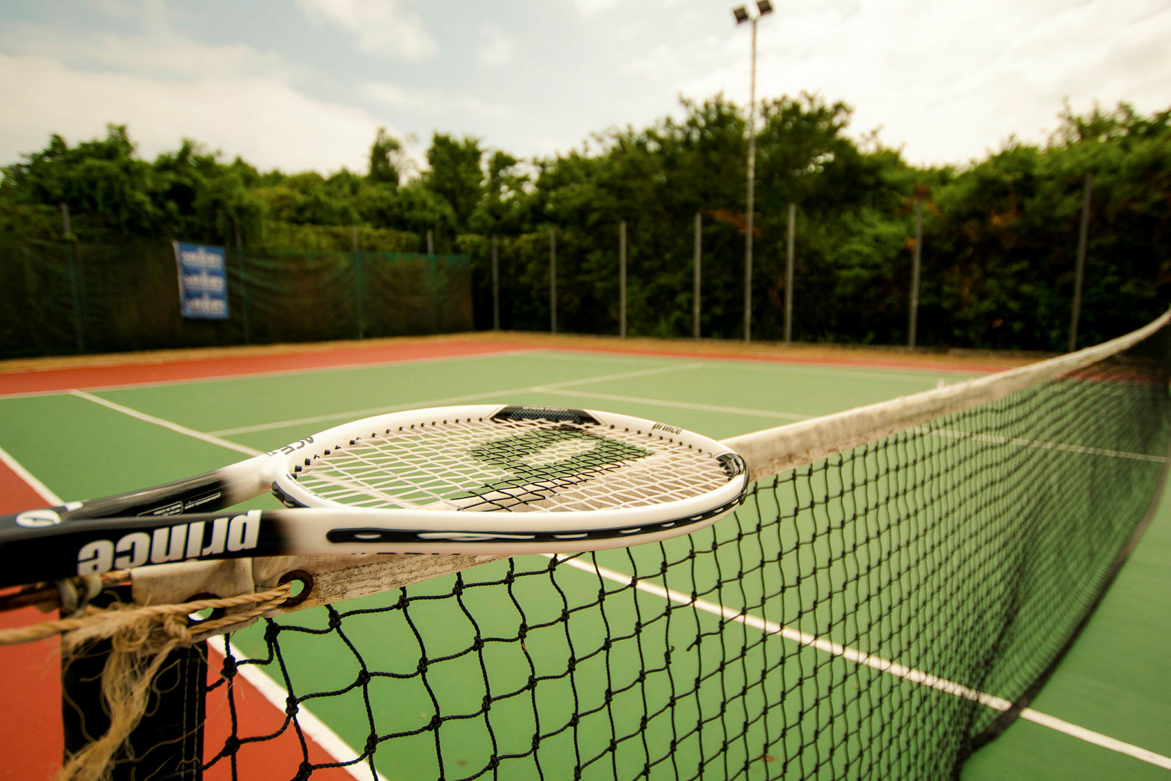 En tennisklubb med nät och racket. (AI-genererad text)