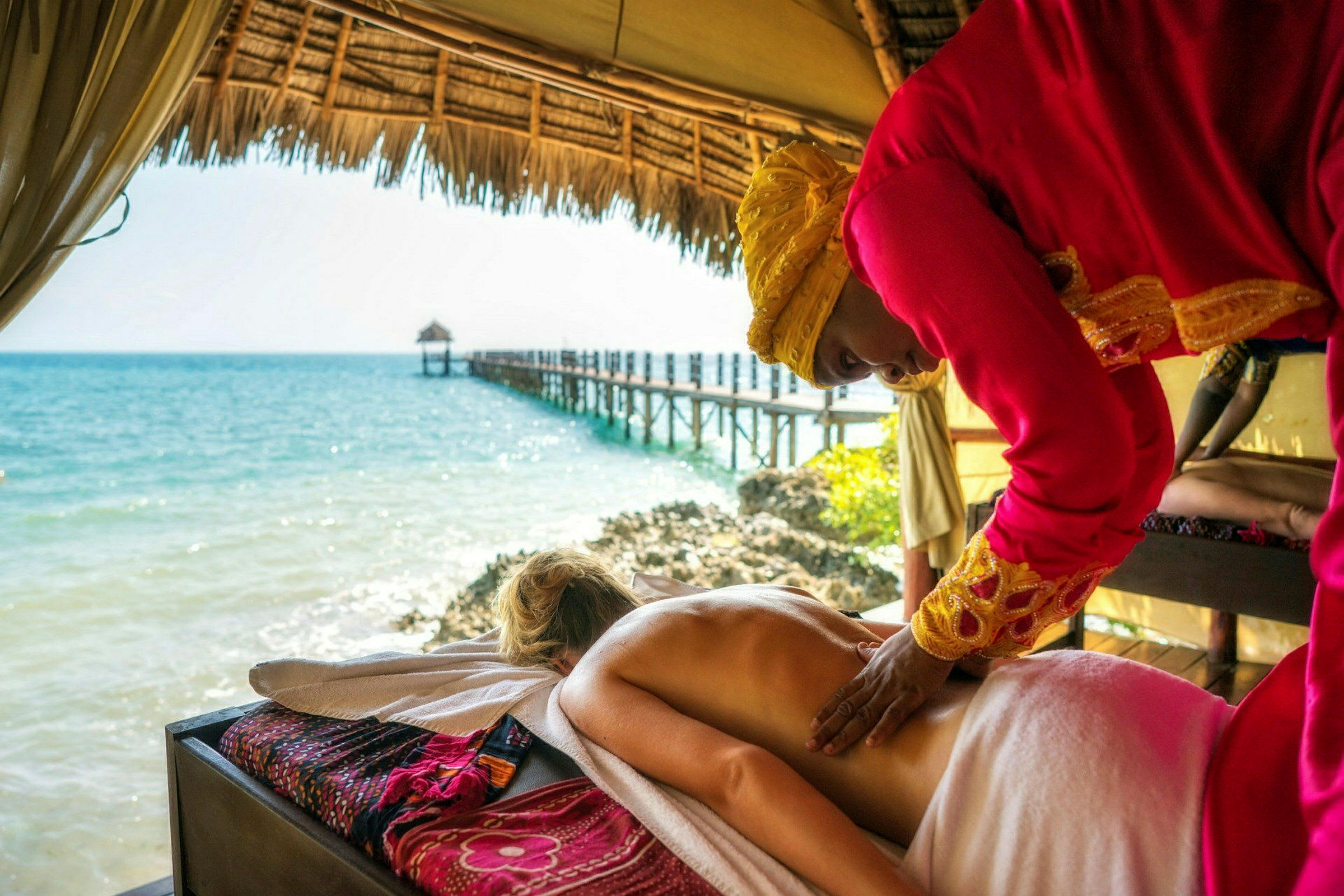 En person får en massage vid havet. (AI-genererad text)