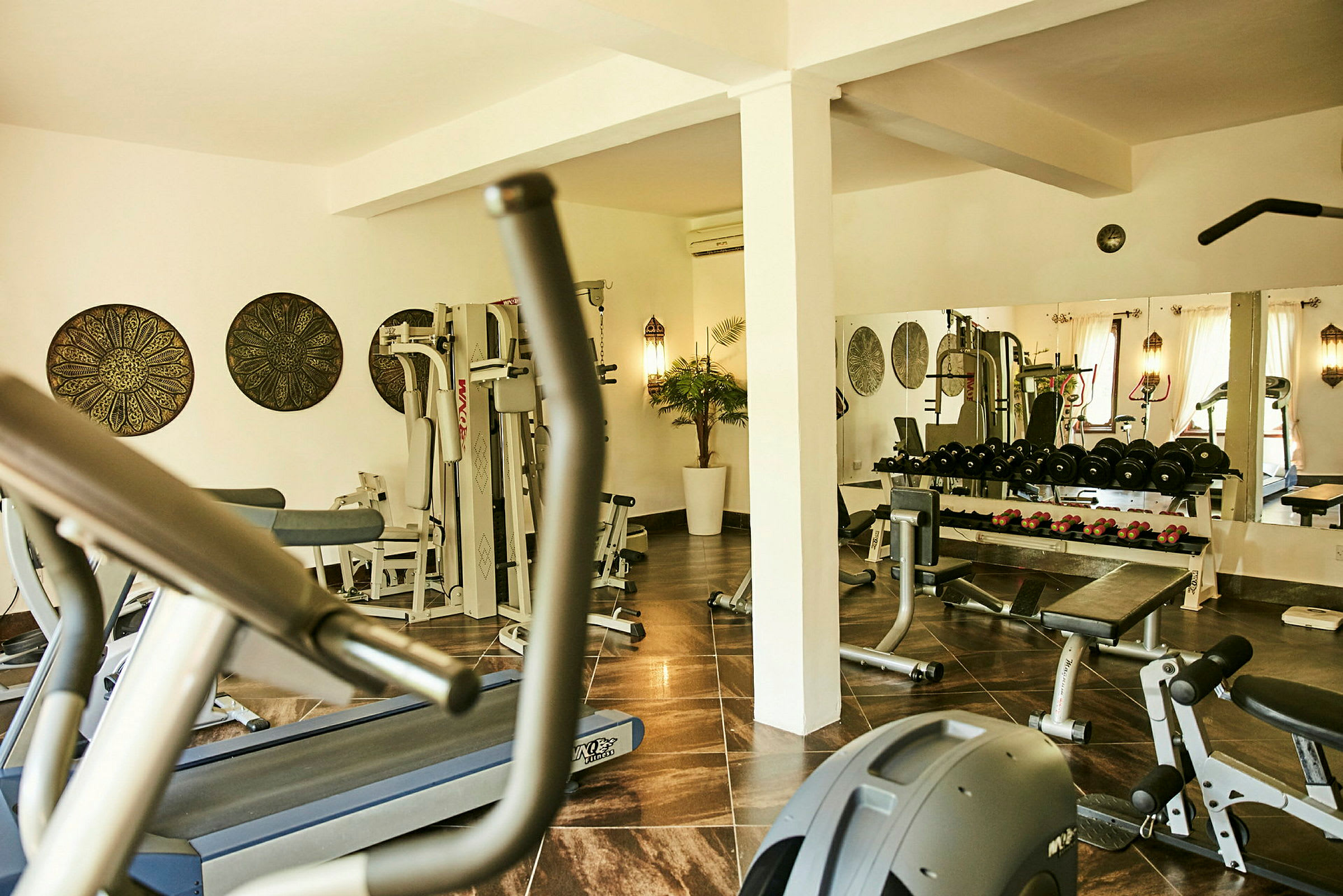 Gym med träningsutrustning såsom vikter och konditionsmaskiner. (AI-genererad text)