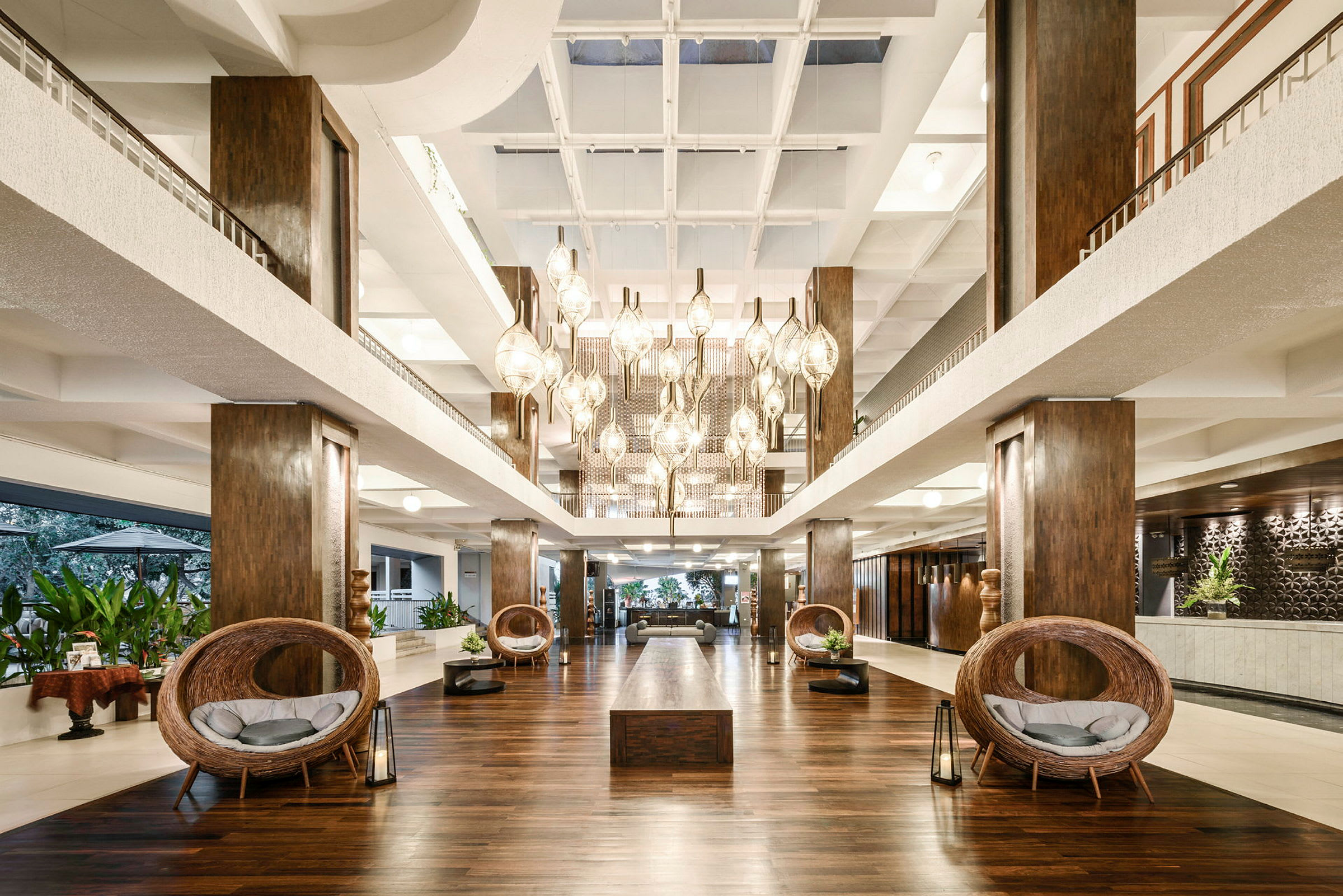 Ett stort och elegant inrett hotellobbyområde med träpanel och mjuka sittplatser. (AI-genererad text)