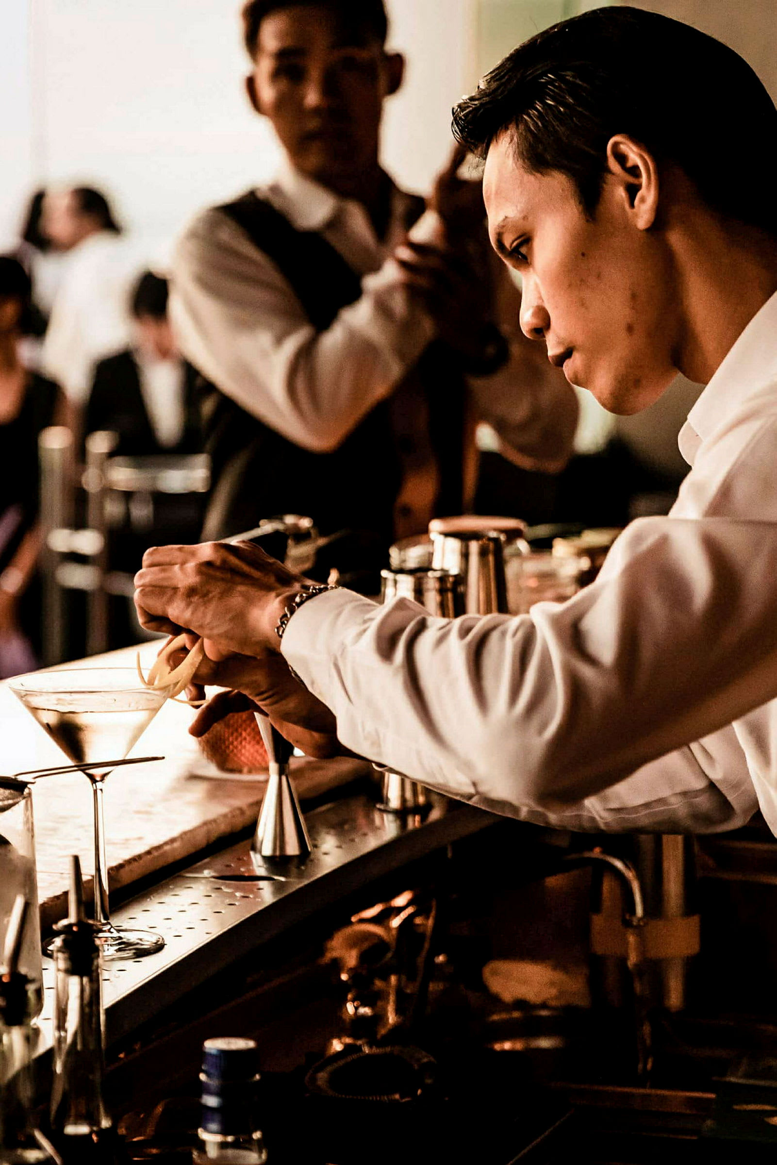 En bartender gör en cocktail på en bardisk. (AI-genererad text)