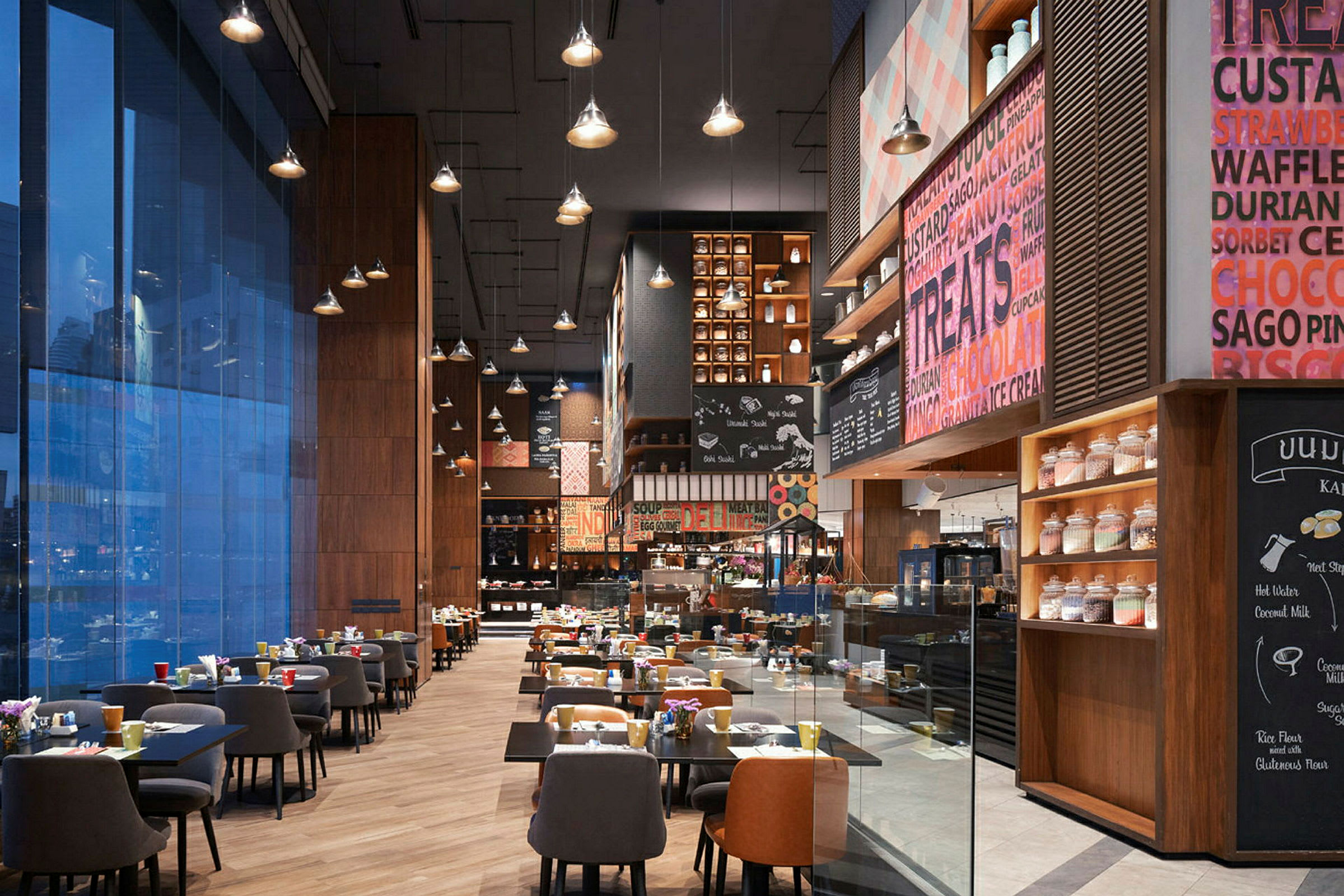 Bild av en stilfull restaurang med dukade bord, moderna möbler och färgglada väggdekorationer. (AI-genererad text)