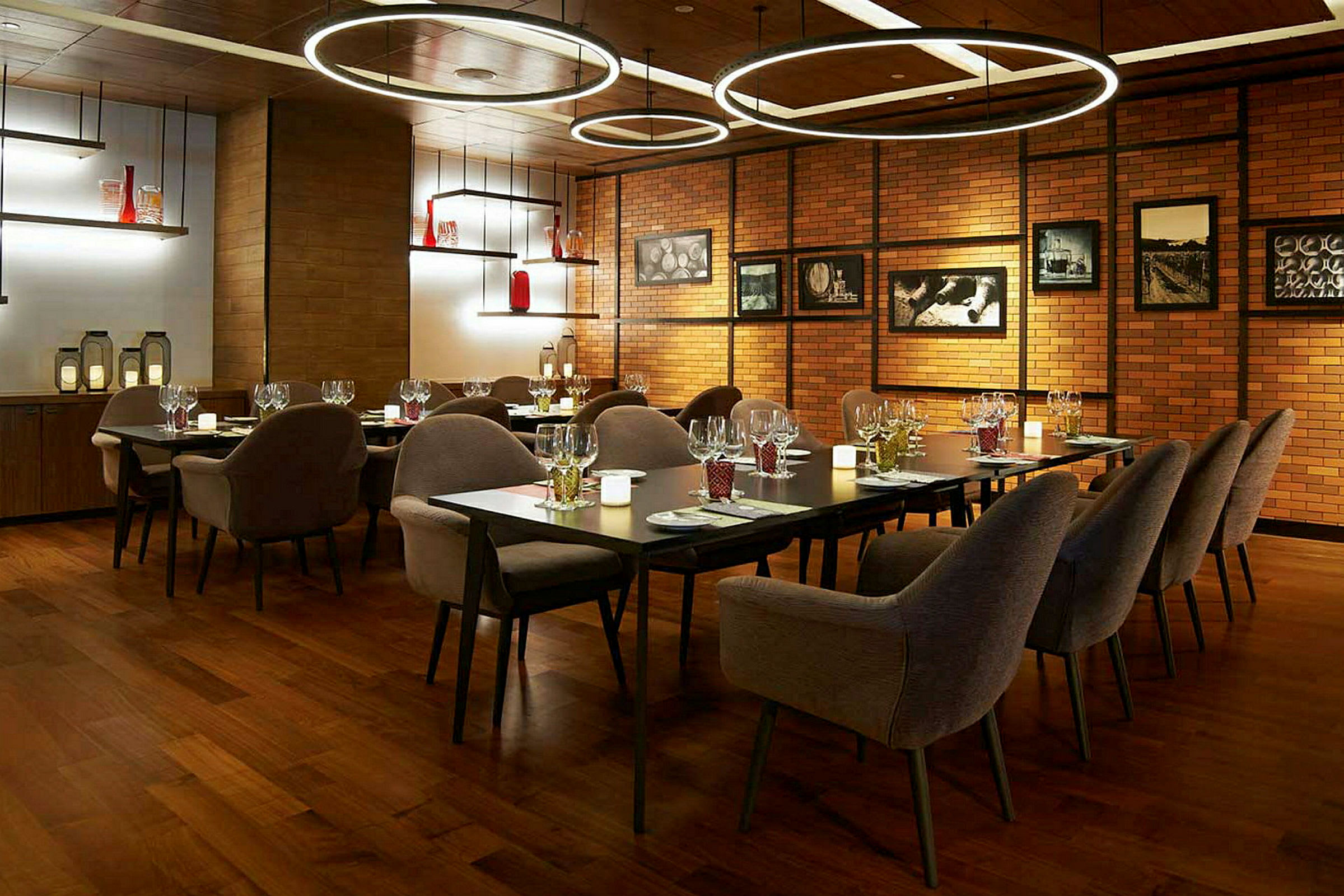 Restaurang med långbord, dämpad belysning och modern inredning. (AI-genererad text)