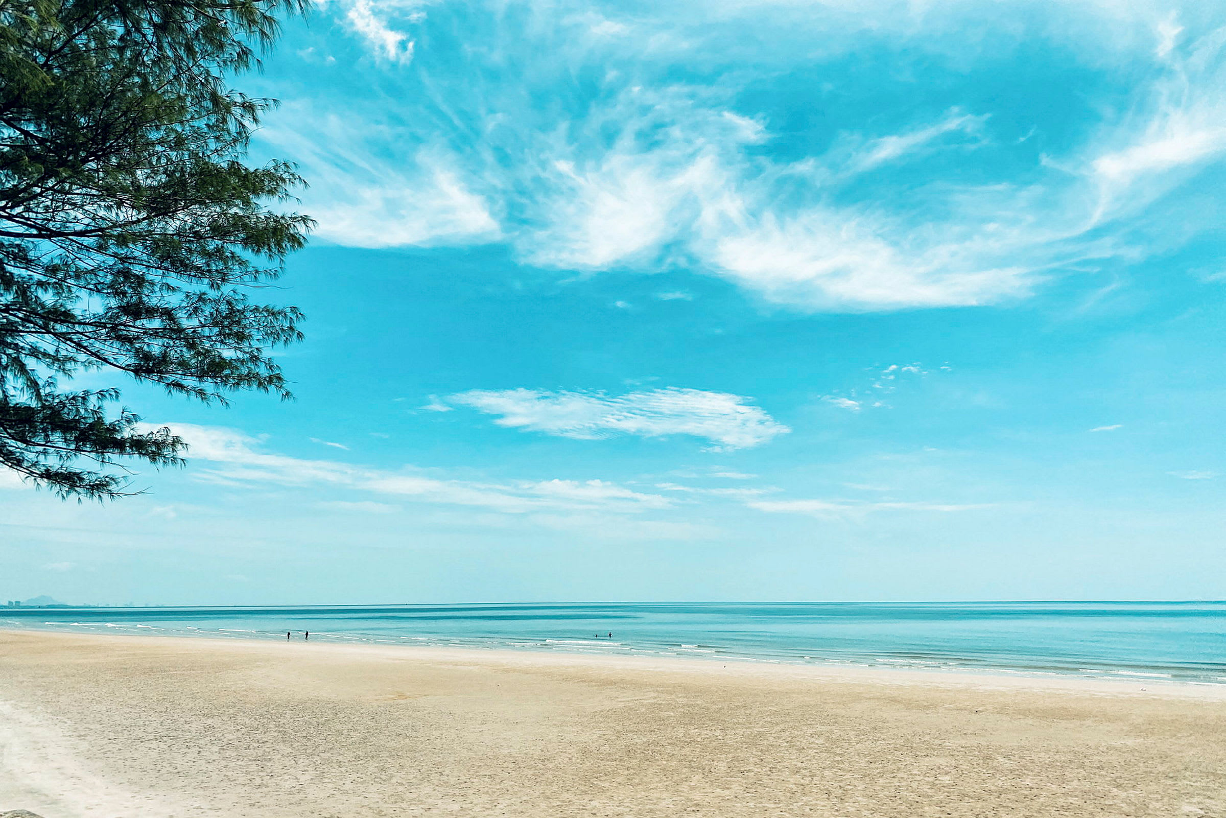 Strand med klarblå himmel och hav. (AI-genererad text)