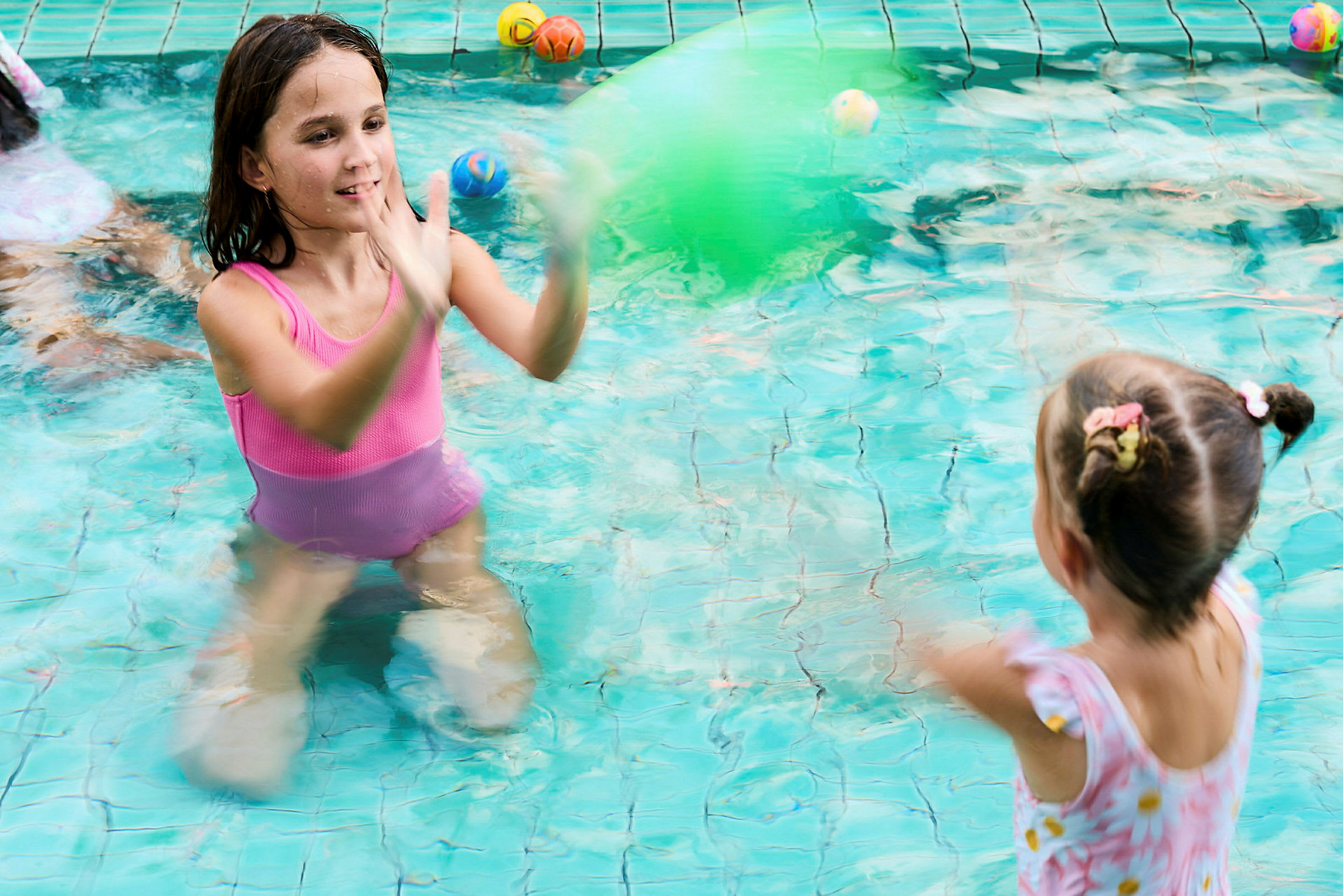 Två barn leker tillsammans i en pool. (AI-genererad text)