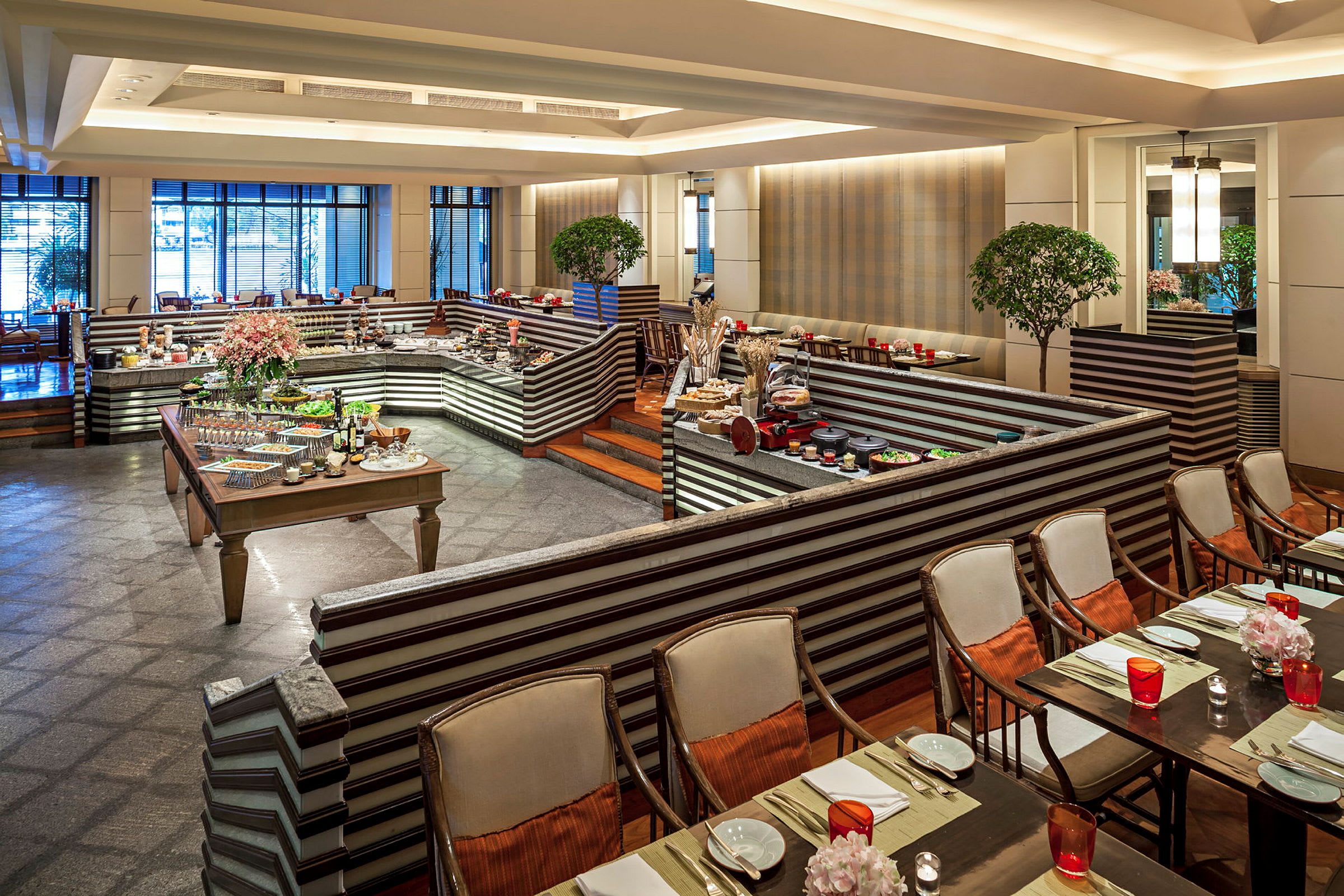 En elegant restaurang med bufféområde och sittplatser. (AI-genererad text)