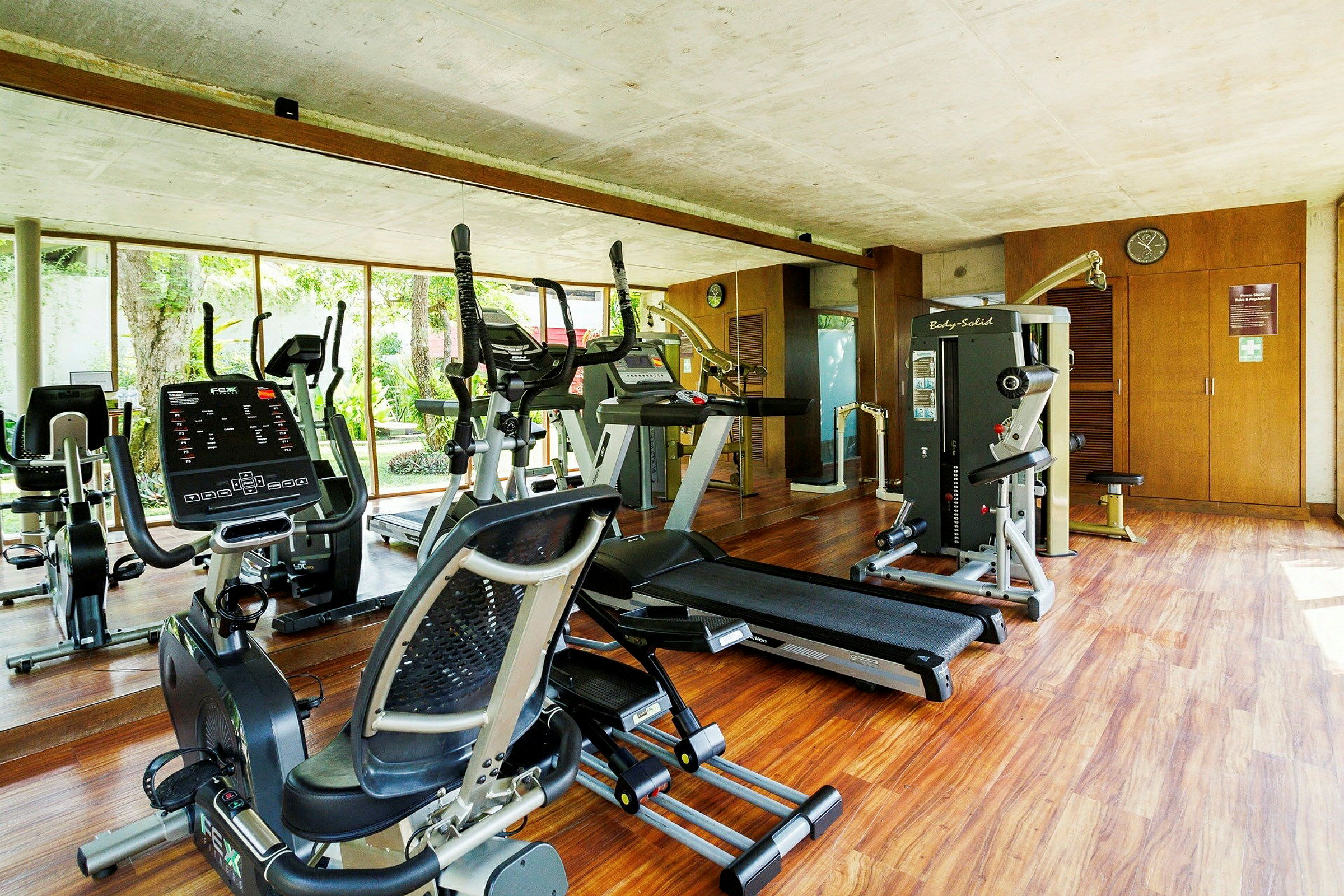 Ett gym med träningsutrustning såsom löpband och konditionscyklar. (AI-genererad text)