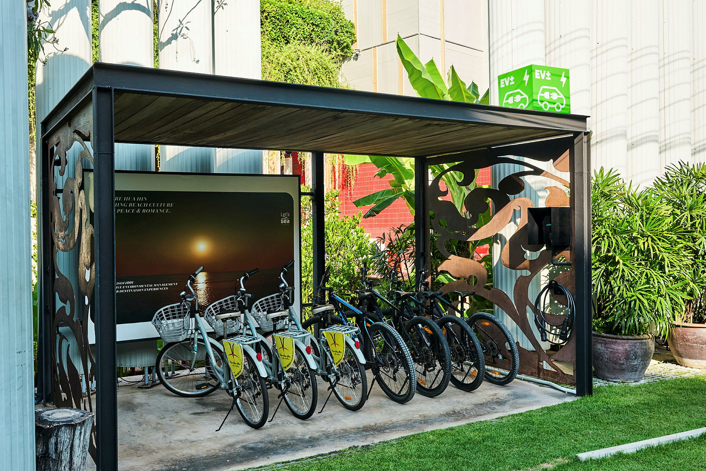 Cyklar parkerade framför ett tak och en dekorativ bakgrund. (AI-genererad text)