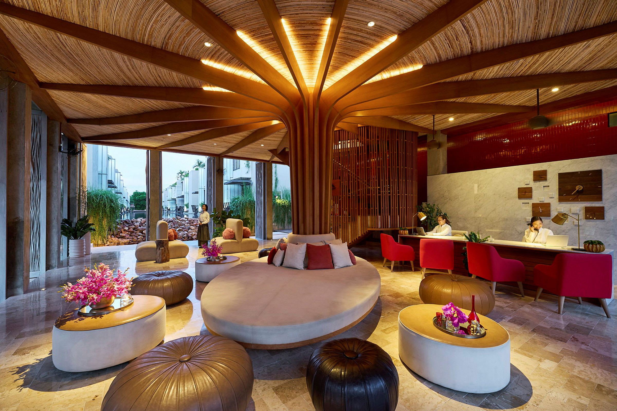 Modern hotellobby med dekorativa möbler och designelement. (AI-genererad text)