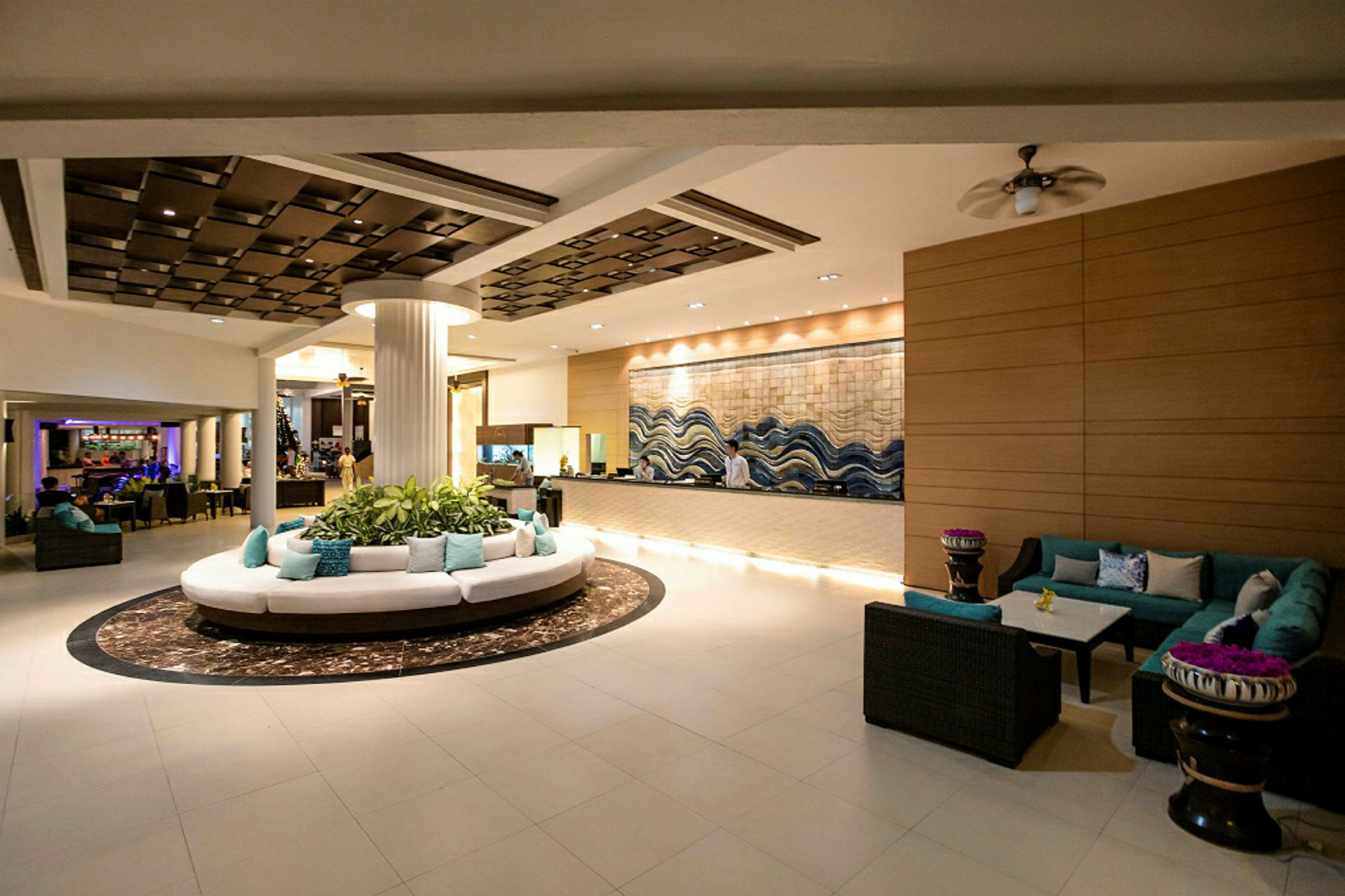 En lobby med sittmöbler och reception, elegant inredd med moderna detaljer och en väggdekoration. (AI-genererad text)