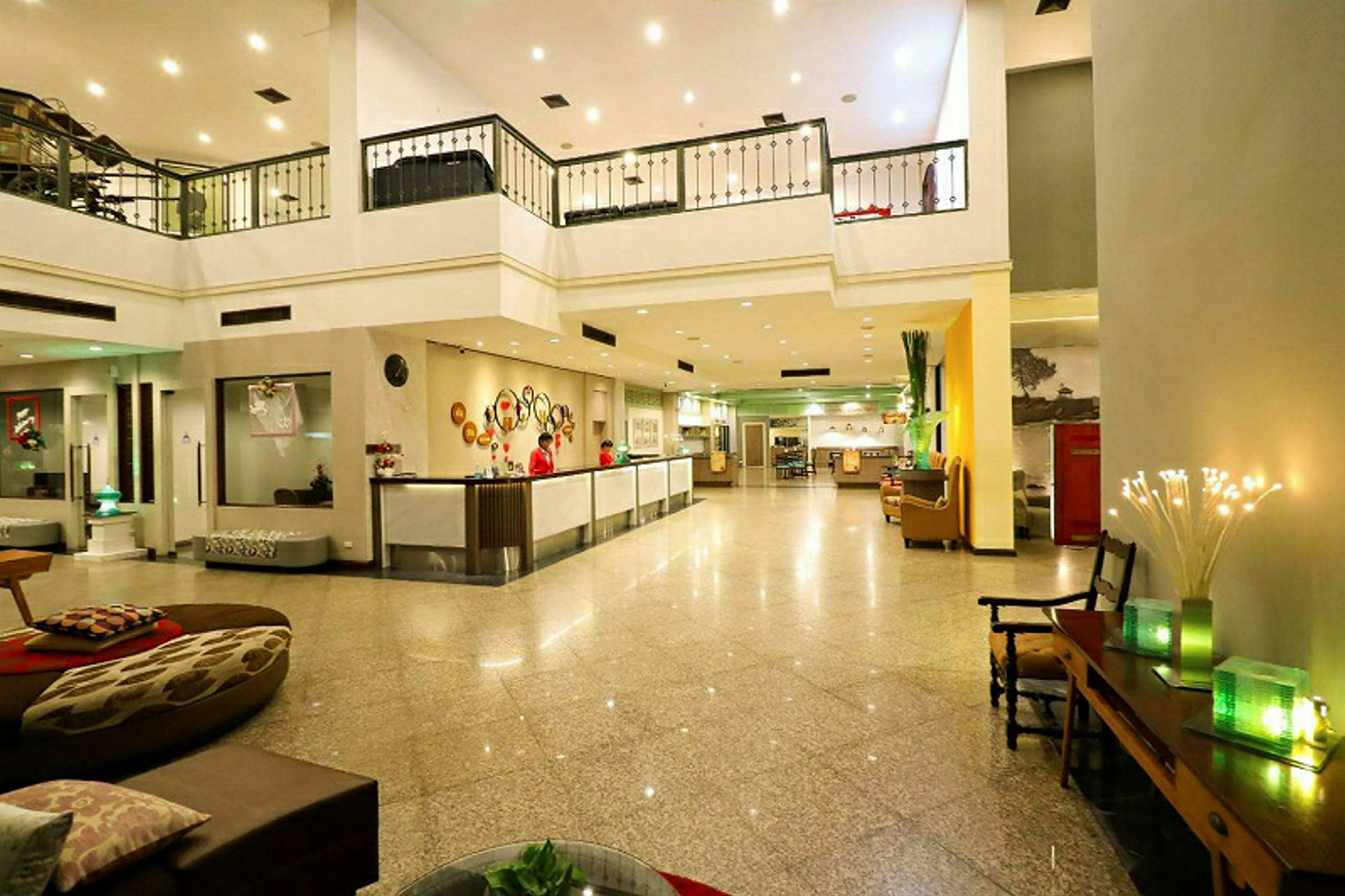 Bild av en hotellobby med reception, sittmöbler och dekorationer. (AI-genererad text)