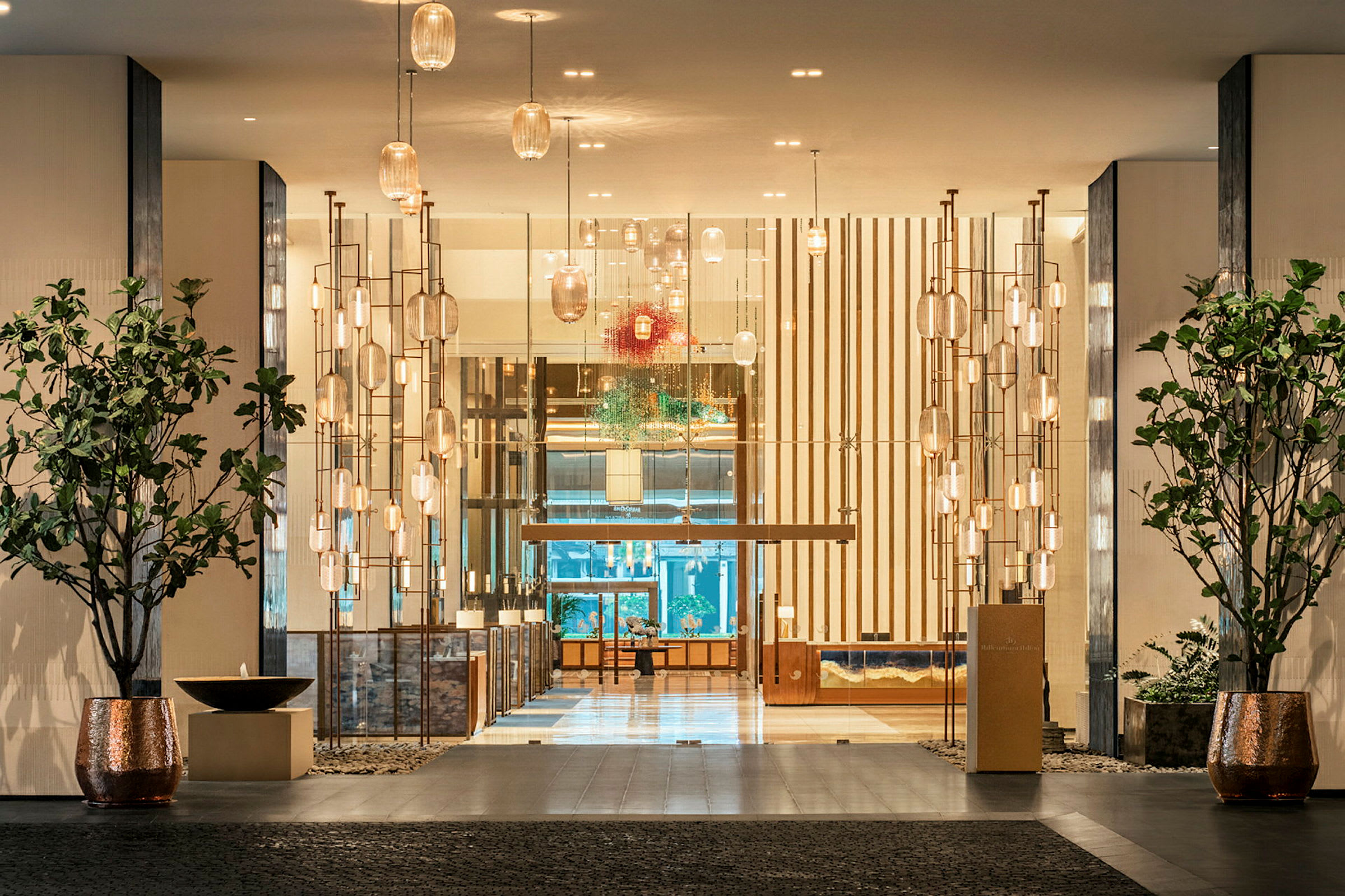 Hotellobby med modern inredning och eleganta belysningsdetaljer. (AI-genererad text)