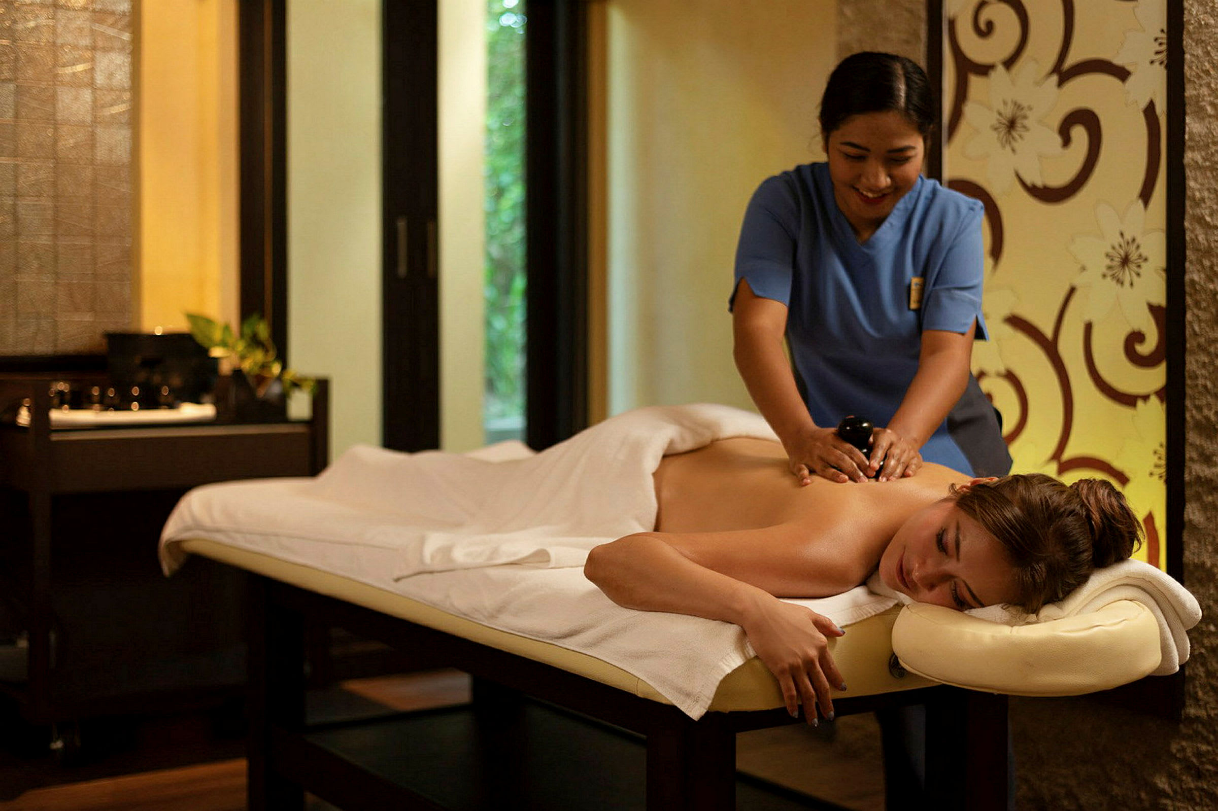 En person får massage på ryggen i ett spa. (AI-genererad text)