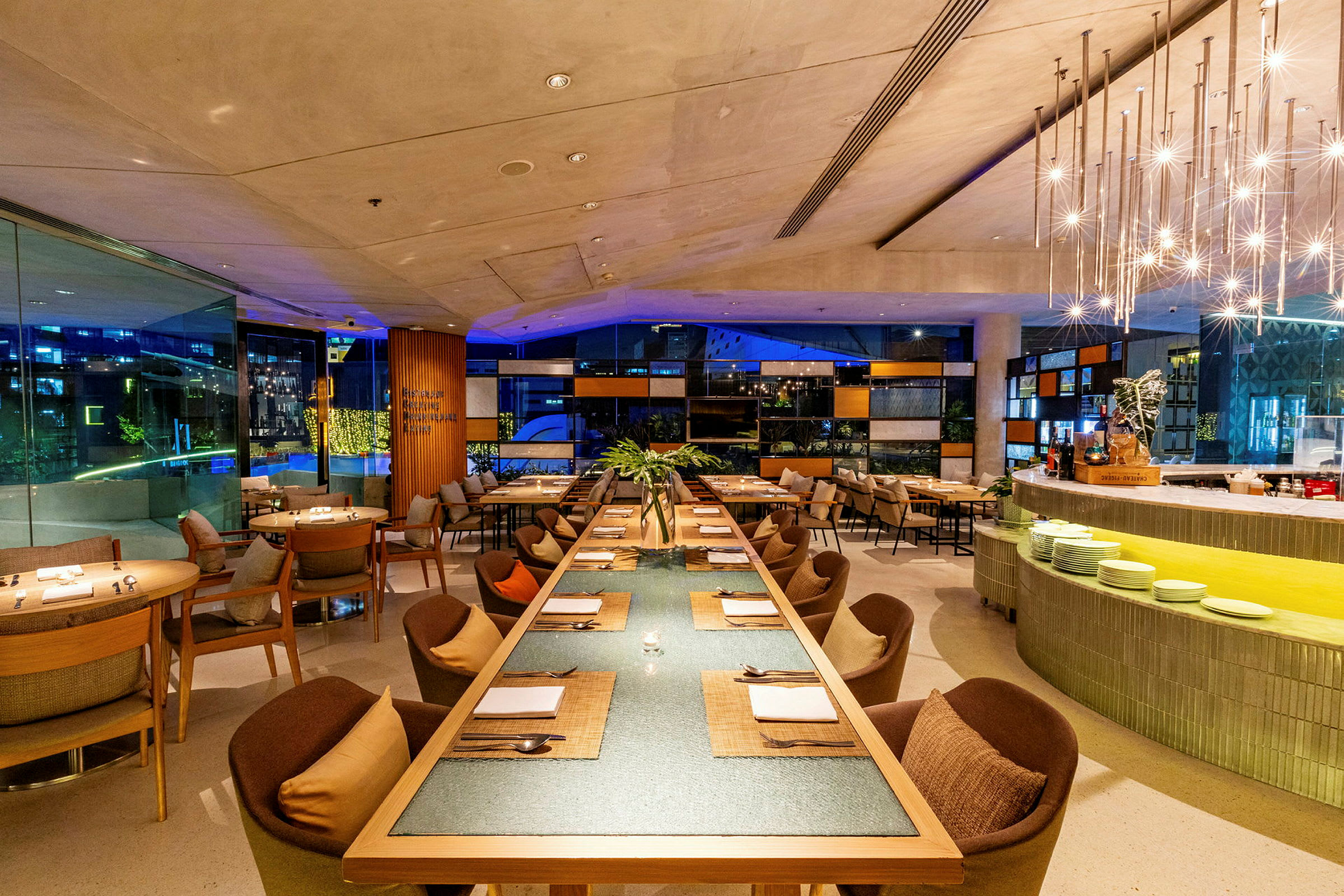 En restaurang med ett modernt inrett matrum och stora glasytor. (AI-genererad text)