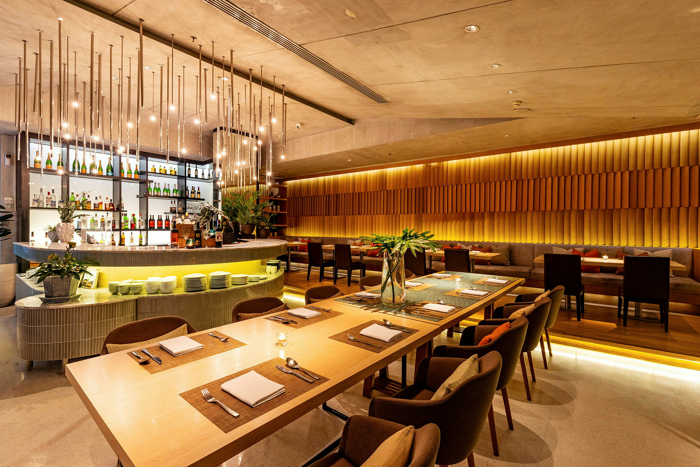 En elegant restaurang med modern inredning, dekorativa lampor i taket och dukade bord. (AI-genererad text)