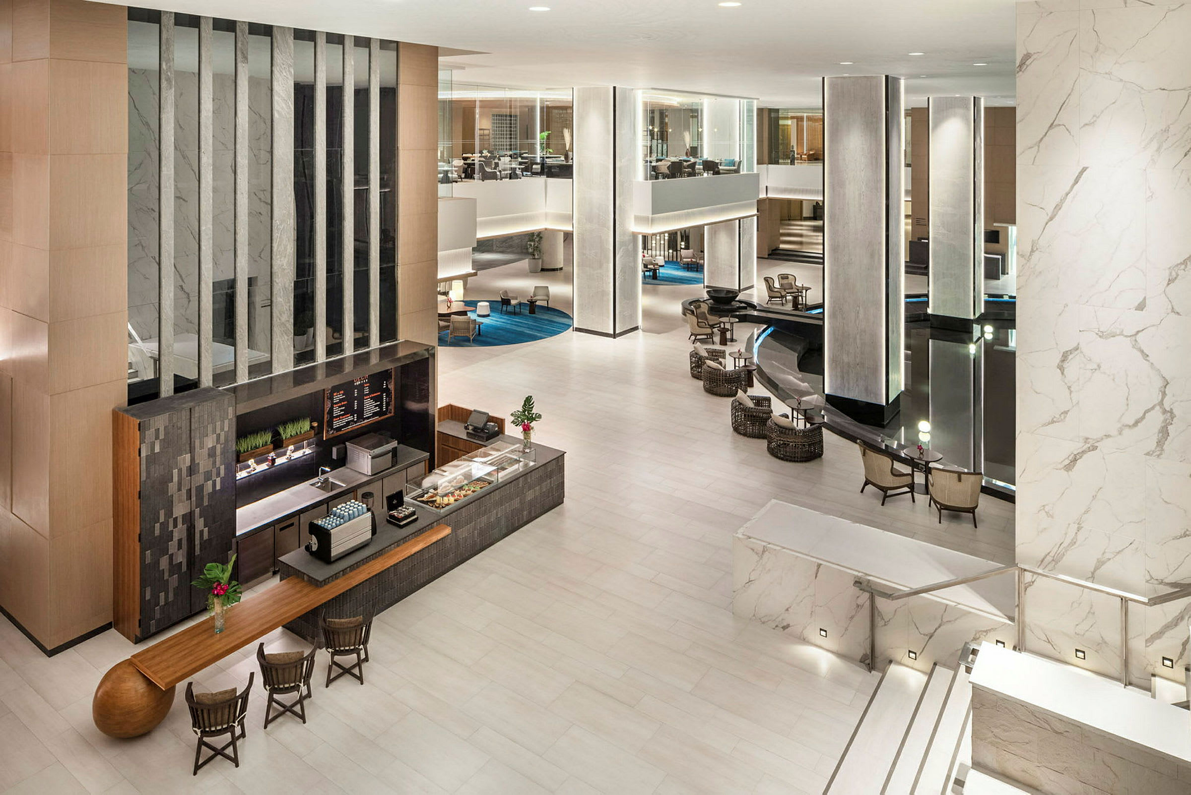 Hotellets lobby med moderna möbler och ett café. (AI-genererad text)