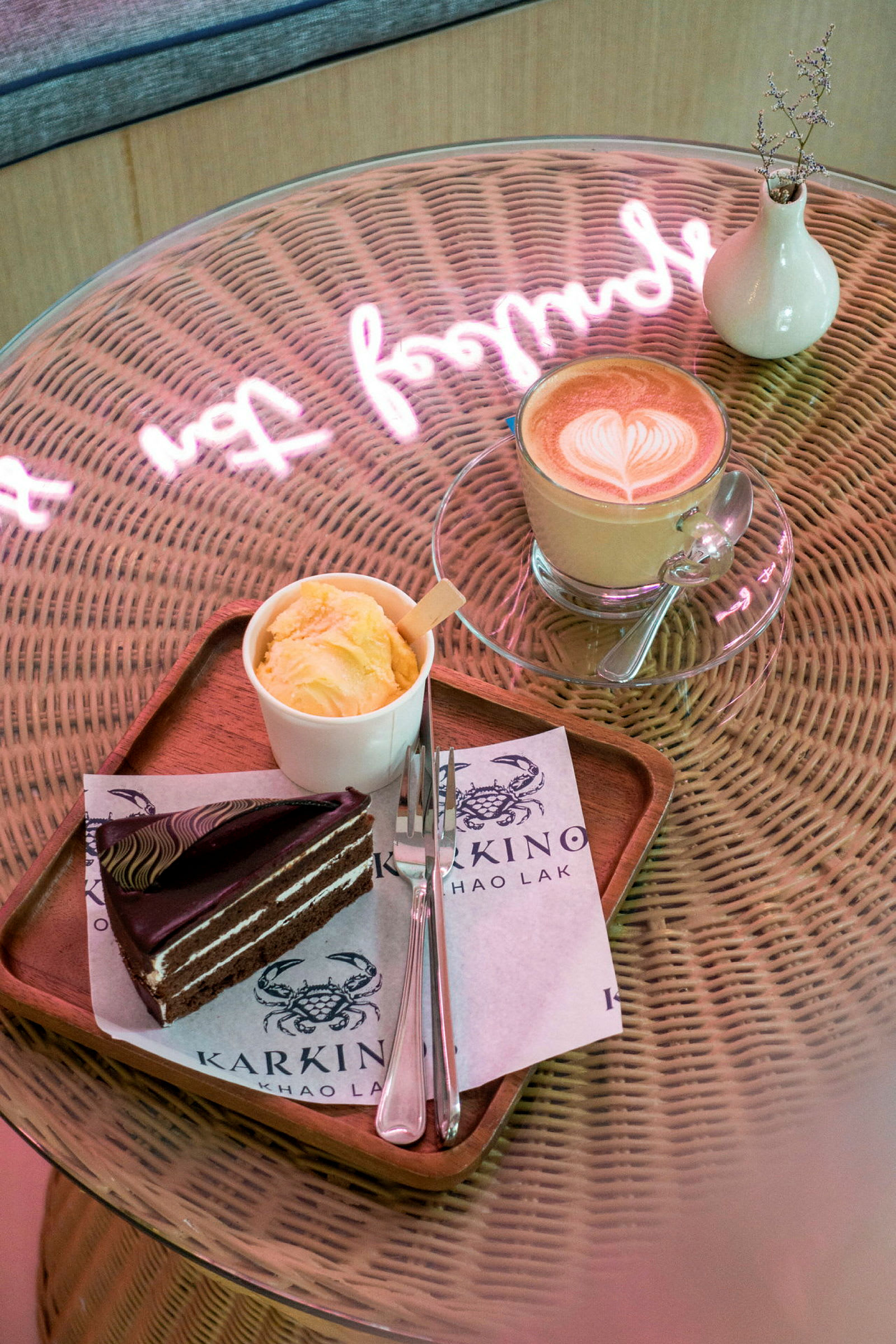 Ett bord med kaffe, en kopp med glass och en chokladtårta. (AI-genererad text)