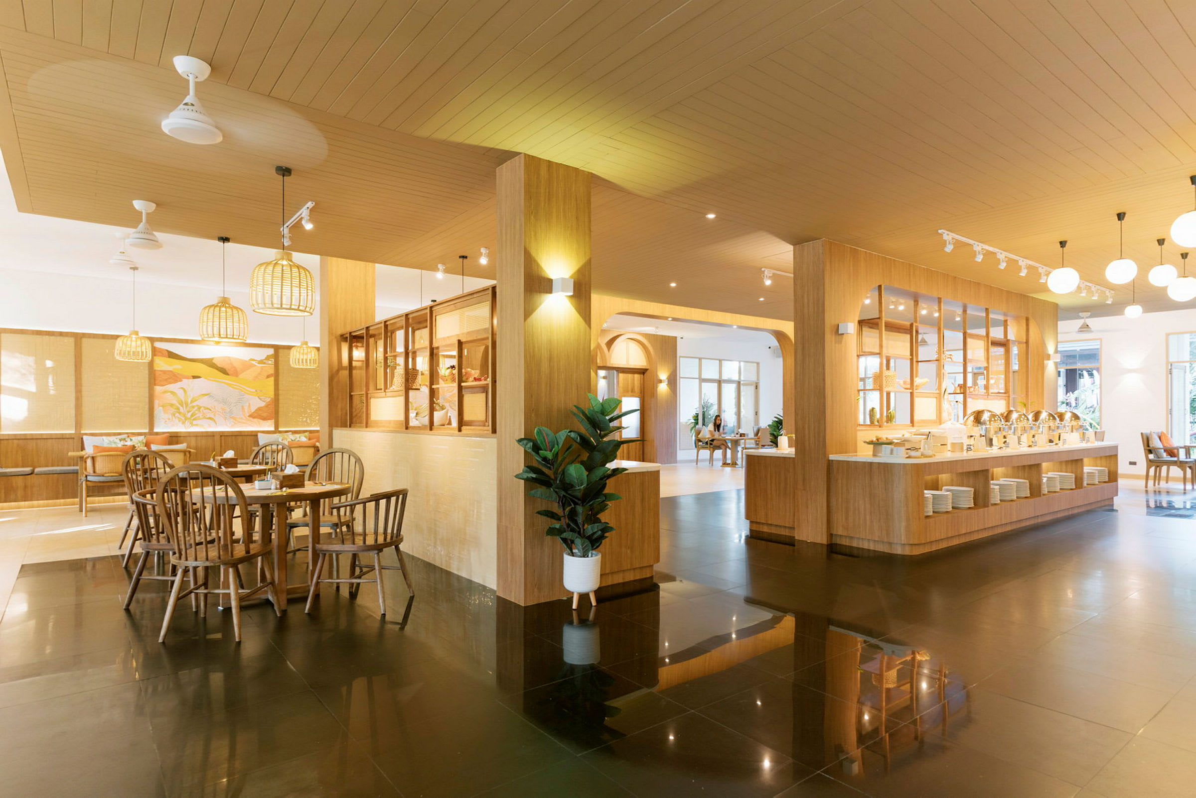 En modernt inredd restaurang med trädetaljer och ljus belysning. (AI-genererad text)