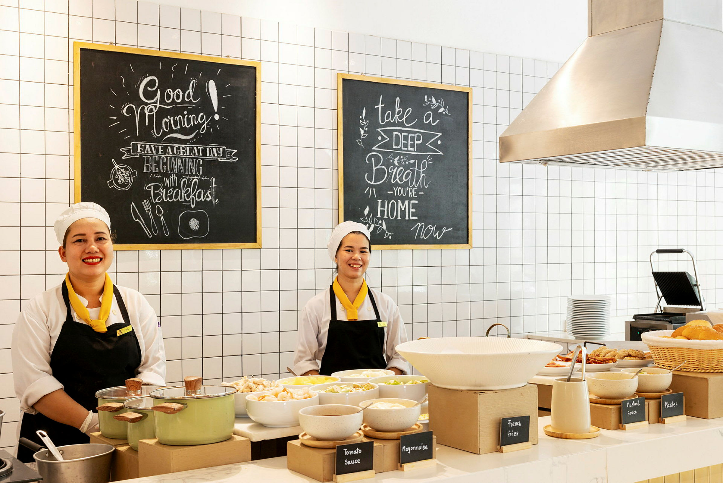 Frukostbuffé med olika matalternativ och dekorativa tavlor. (AI-genererad text)