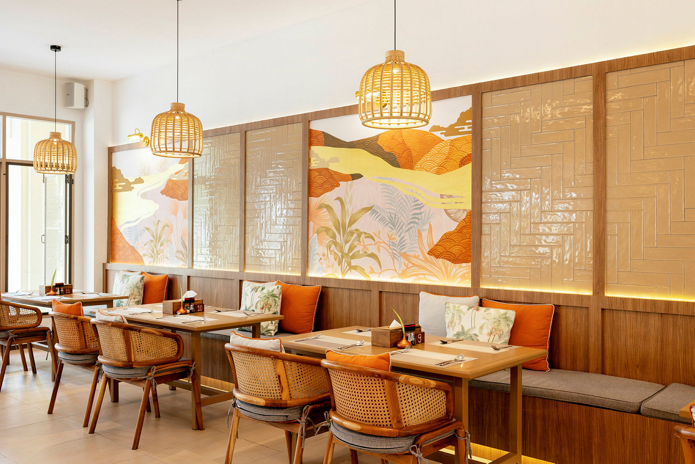 Restaurang med bord och stolar, konstnärlig väggdekor i orange toner. (AI-genererad text)