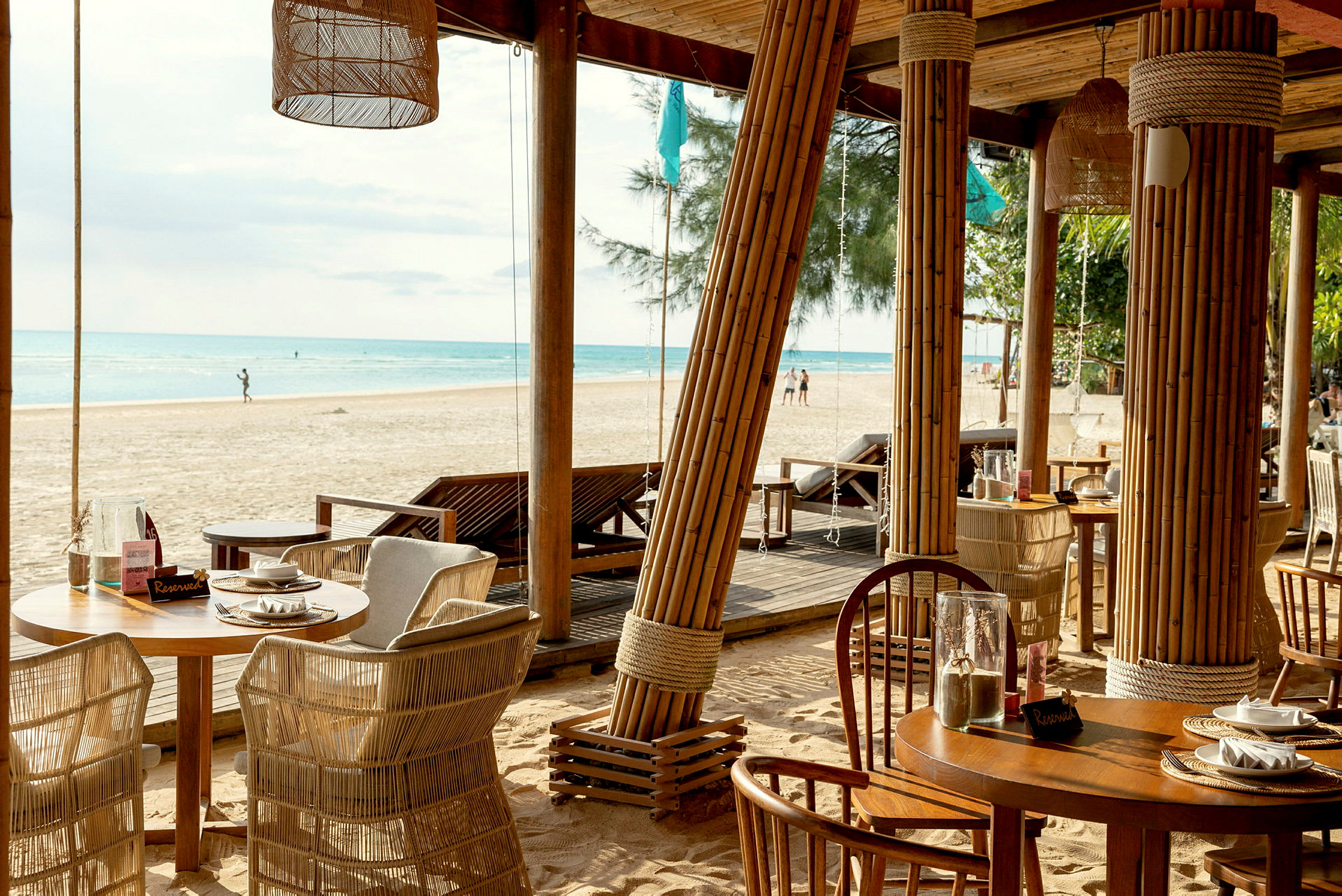 Inredning av en restaurang vid stranden med utsikt över havet. (AI-genererad text)