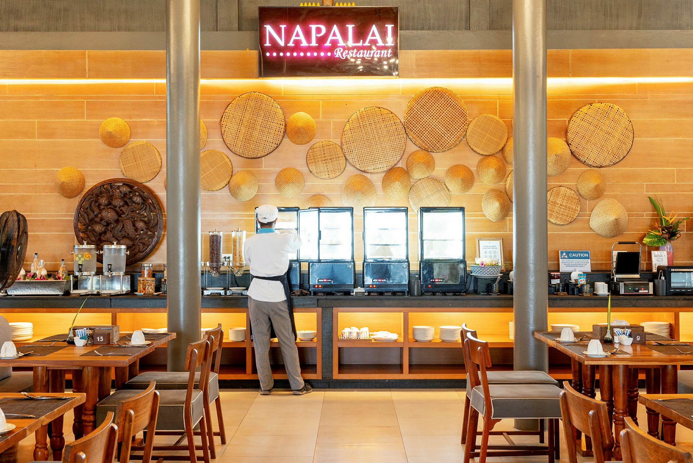 En kock står vid en bufféuppställning på restaurangen Napalai. (AI-genererad text)