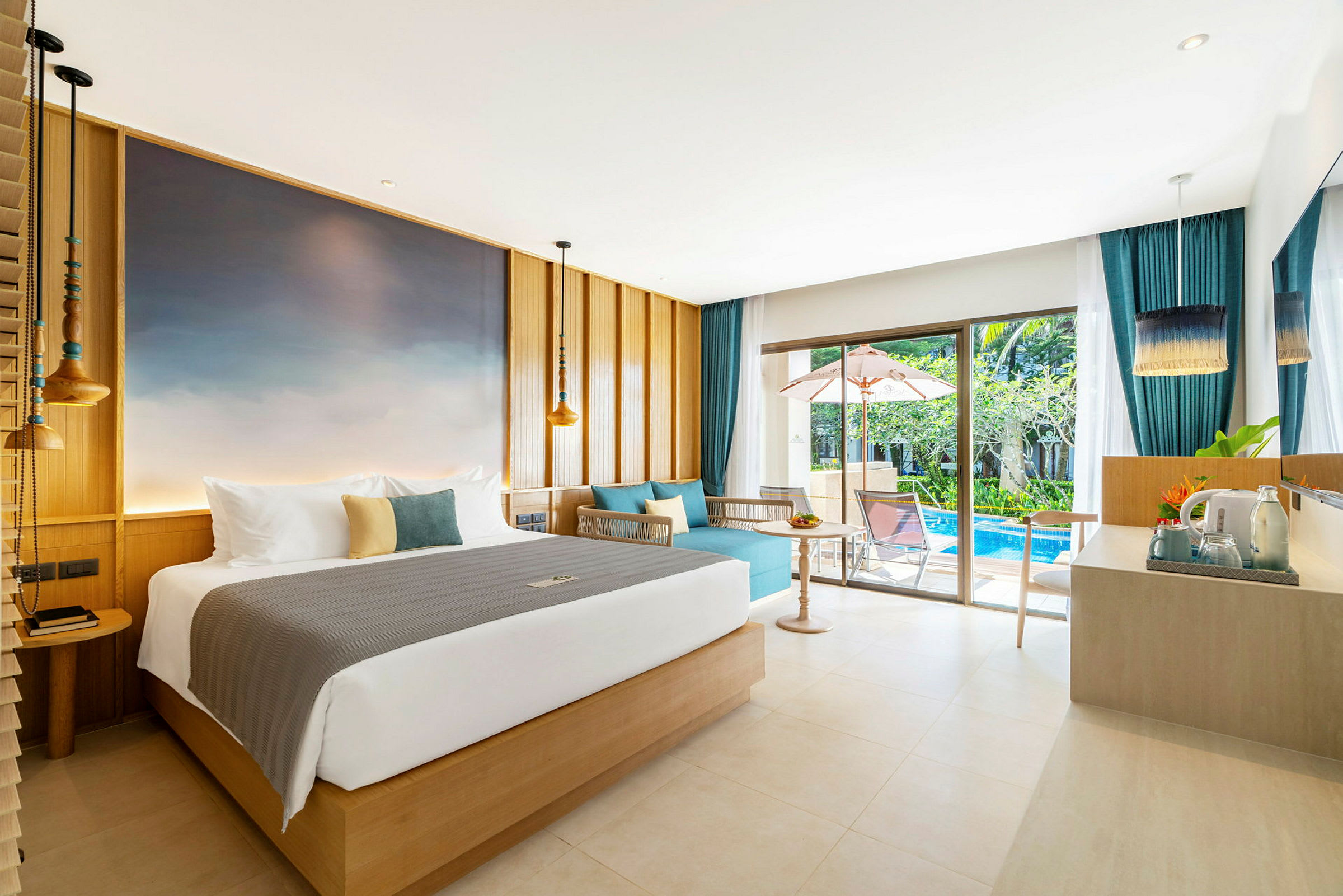 Ett modernt hotellrum med en dubbelsäng, en sittgrupp och stora fönster som vetter mot en privat pool och terrass. (AI-genererad text)